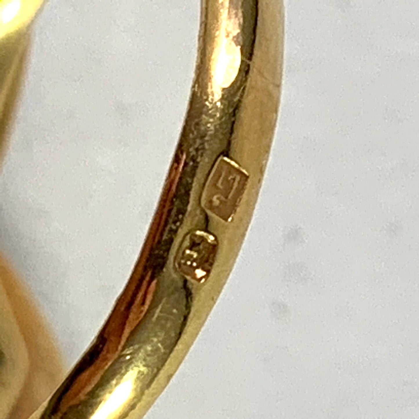 Lisbon, Portugal Vintage 19,2k Gold Coral Enamel Ring.
