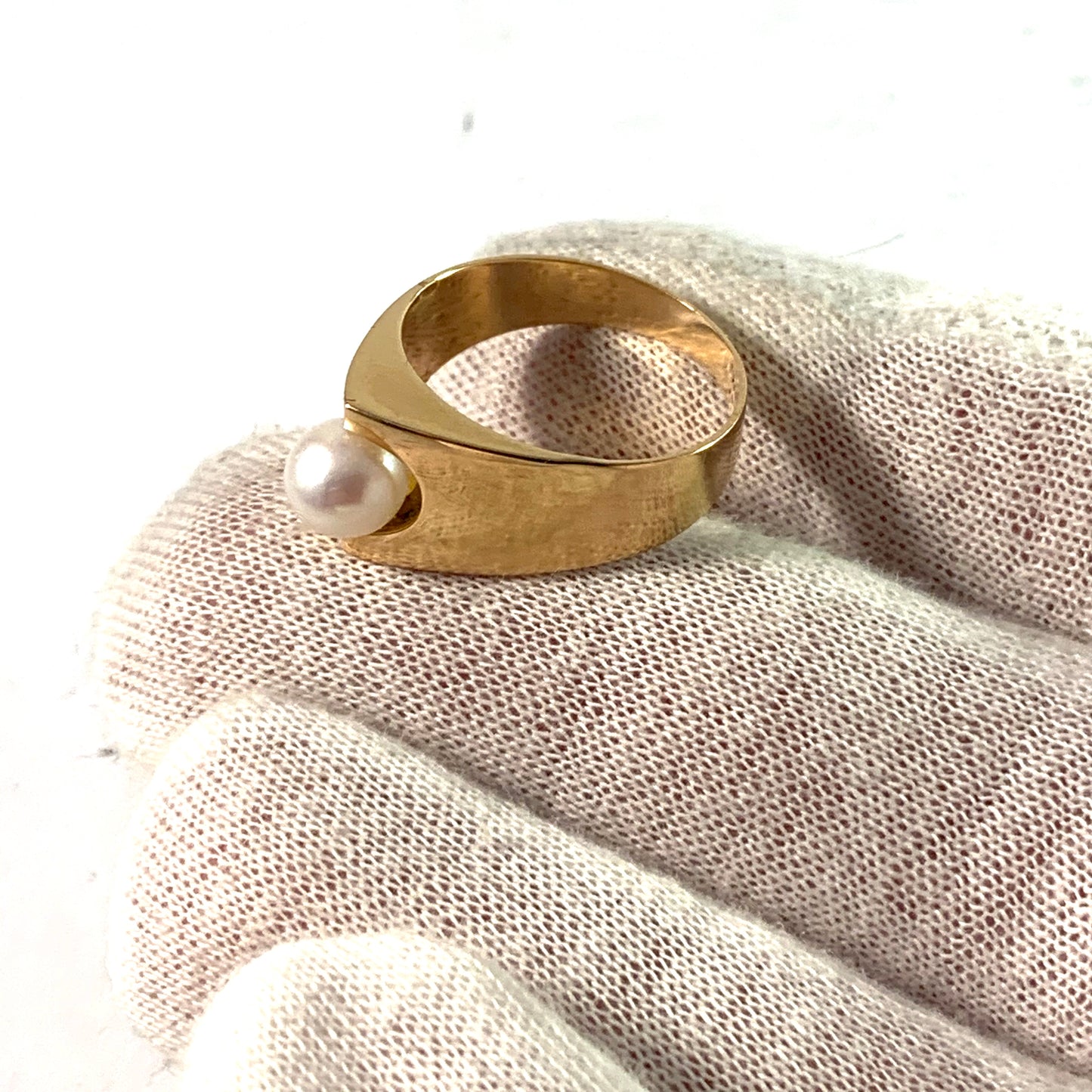 Ceson, Gothenburg 1966, Modernist 18k Gold Pearl Ring.