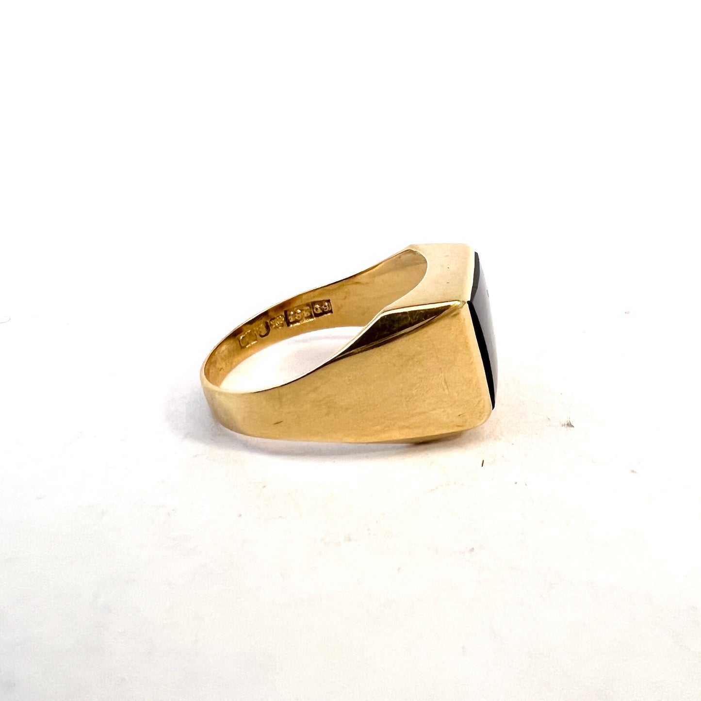 Kaplan, Sweden 1966. Vintage 18k Gold Onyx Signet Ring.