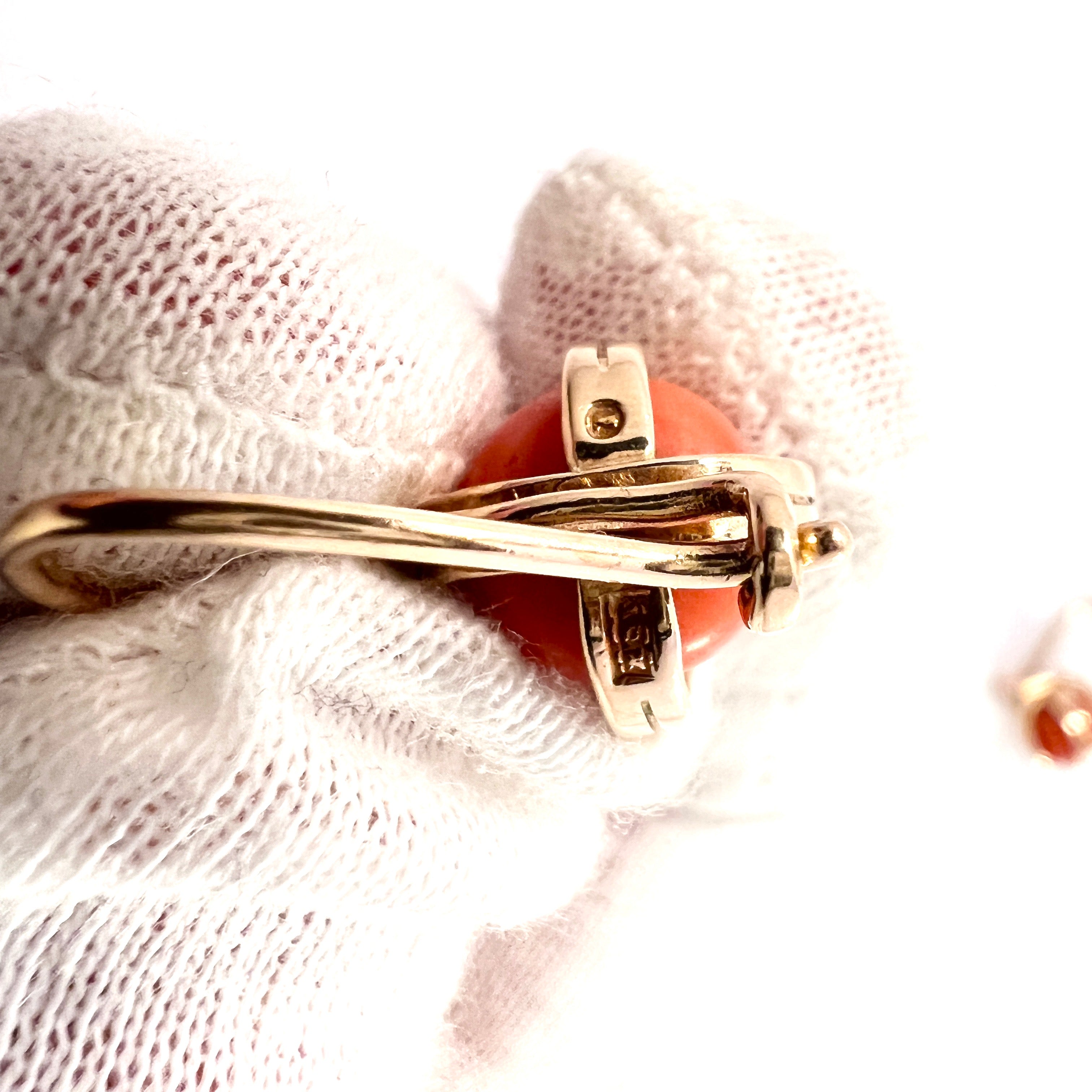 Vintage 18k Gold Coral Earrings. Makers Mark. 8.1gram