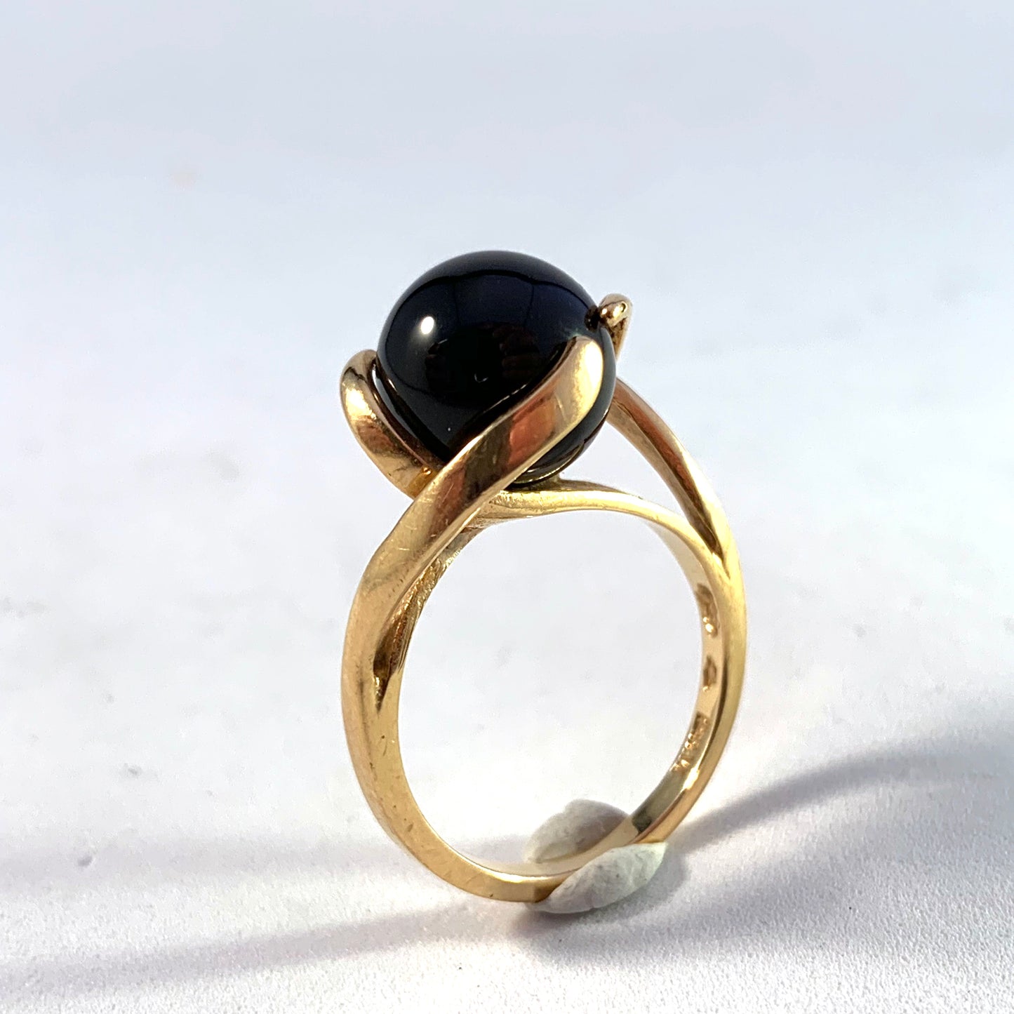 Ibsen & Weeke, Copenhagen year 1952-1979 Modernist 18k Gold Onyx Ring.