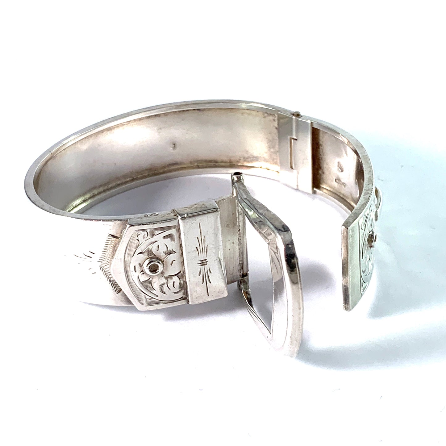 Joseph Smith & Sons, Chester 1953. Sterling Silver Hinged Buckle Bracelet.