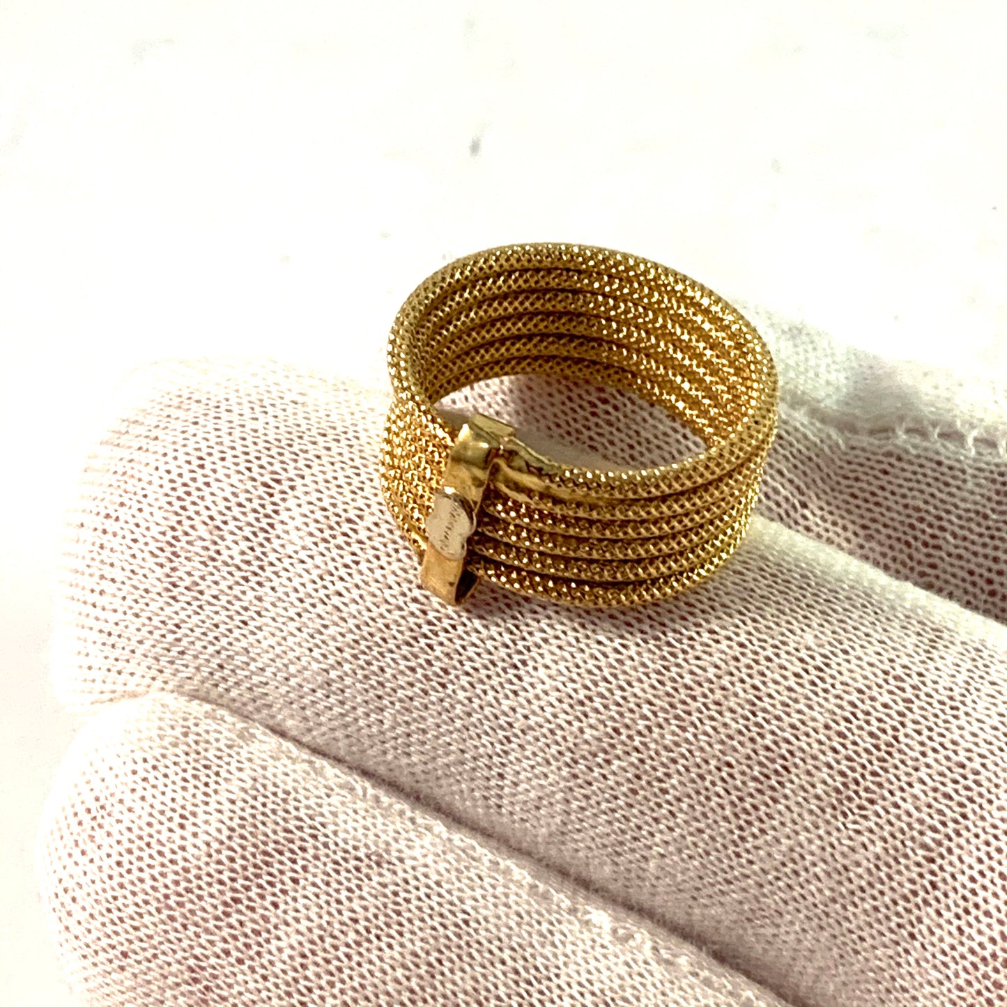 Uno A Erre, Italy Vintage 18k Gold Rope Ring.