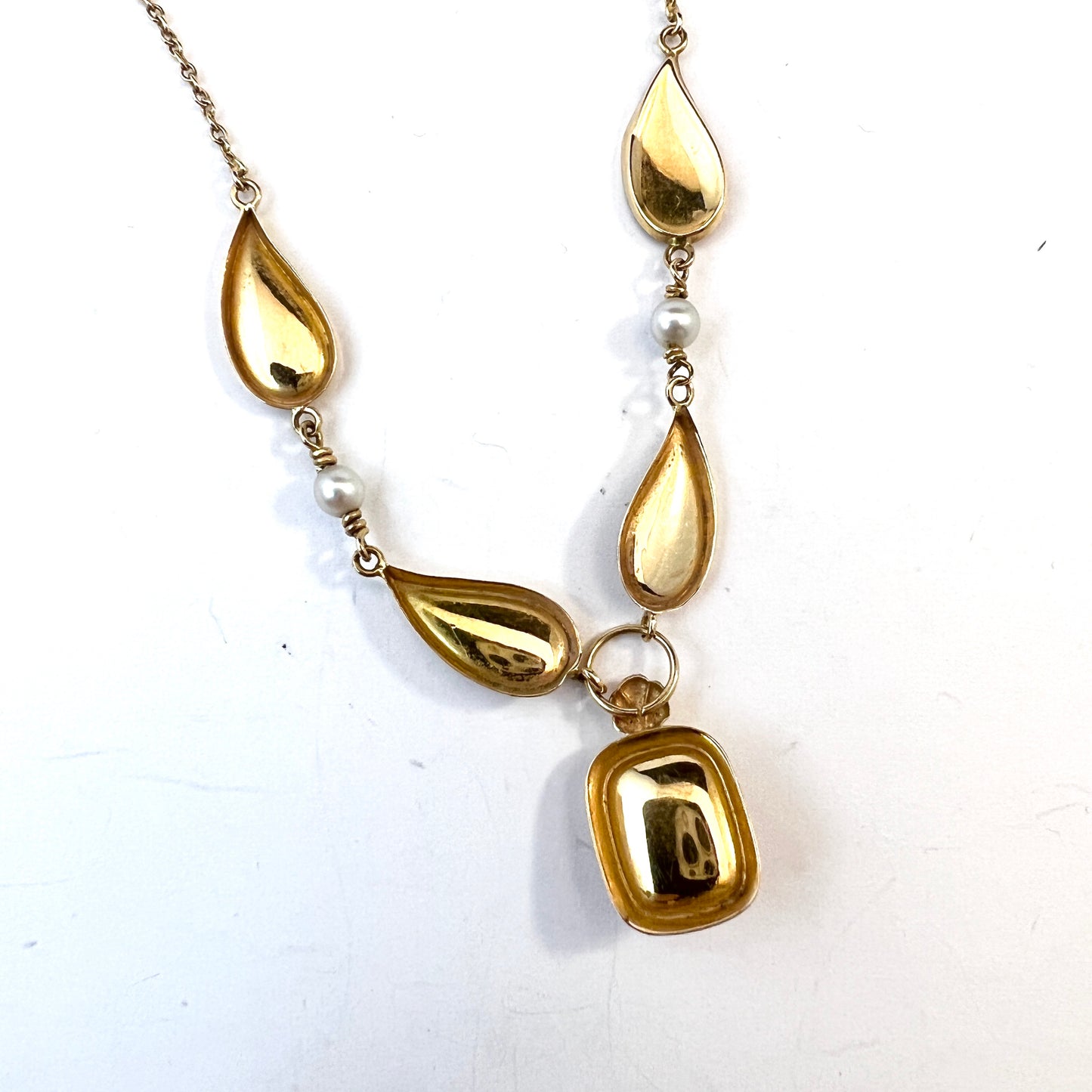 Ceson, Sweden 1950s. Vintage Mid-century 18k Gold Cultured Pearl Necklace.