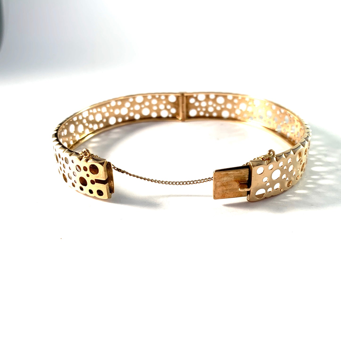 Liisa Vitali for Westerback, Finland 1969. Vintage 14k Gold Hinged Bangle Bracelet. Design Pitsi (Lace)