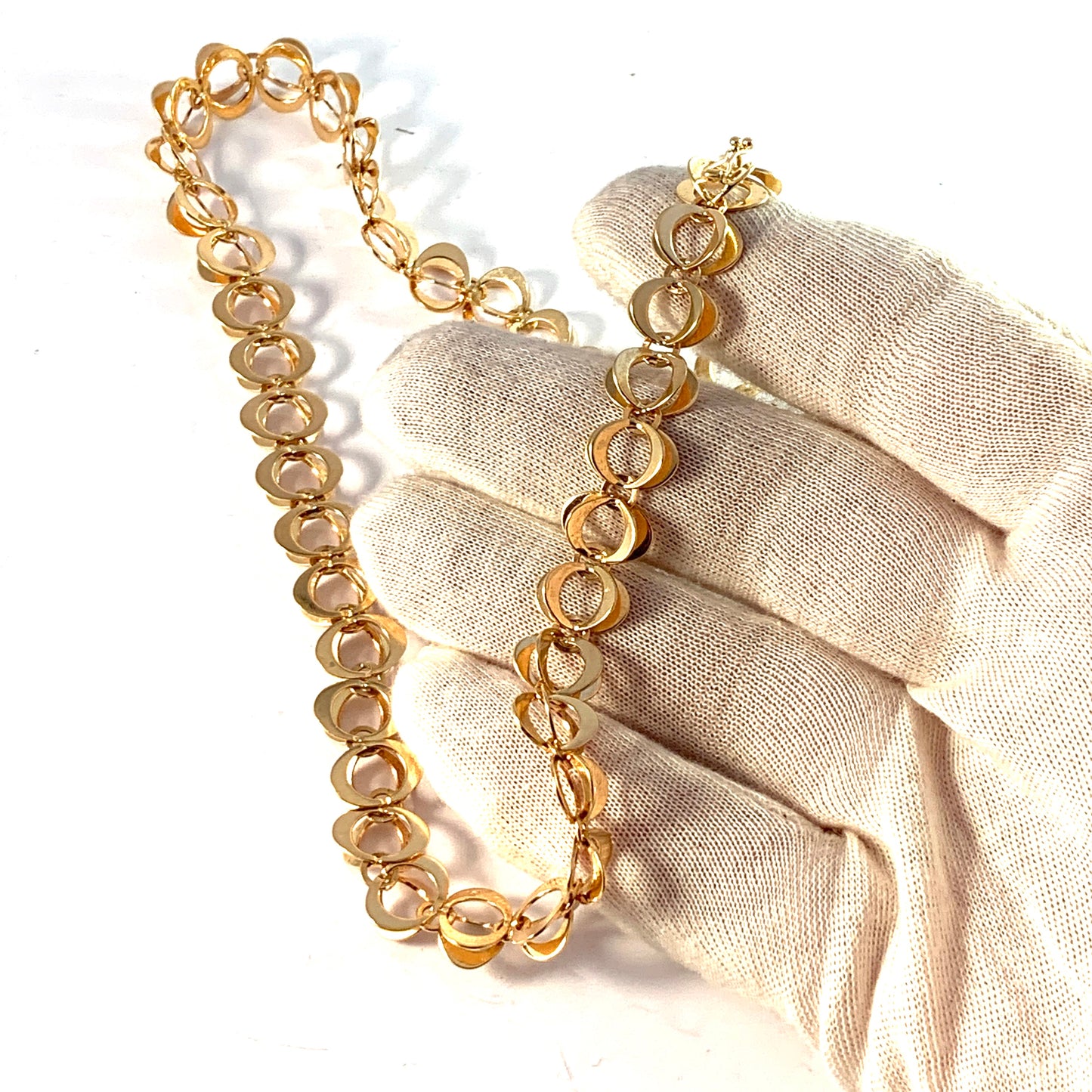 Theresia Hvorslev for Alton, Sweden 1975. 18k Gold Necklace. Design: Reflex. Signed