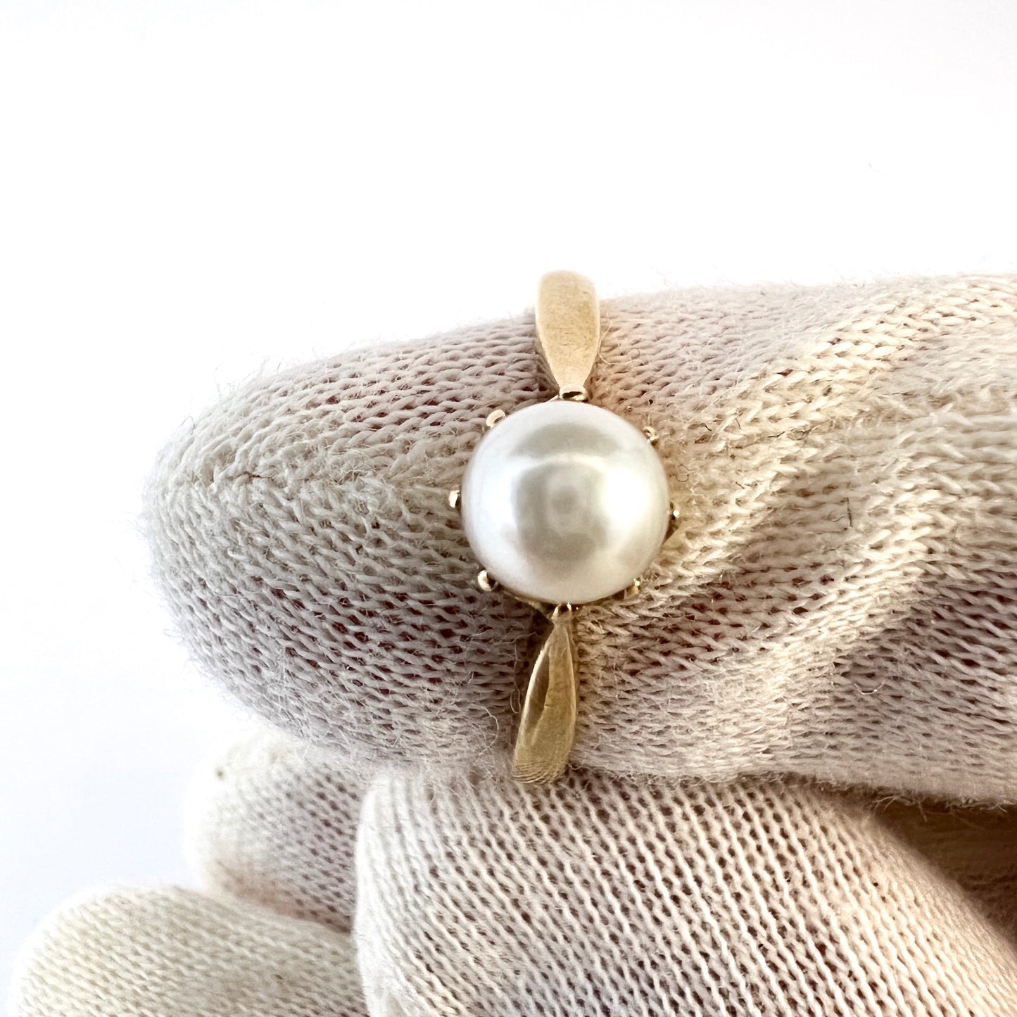 Stockholm, Sweden year 1927. Vintage 18k Gold Pearl Ring.