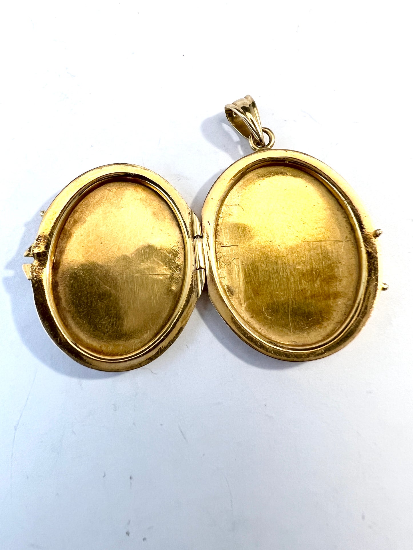 G Dahlgren, Sweden c 1940s. Vintage 18k Gold Locket Pendant.