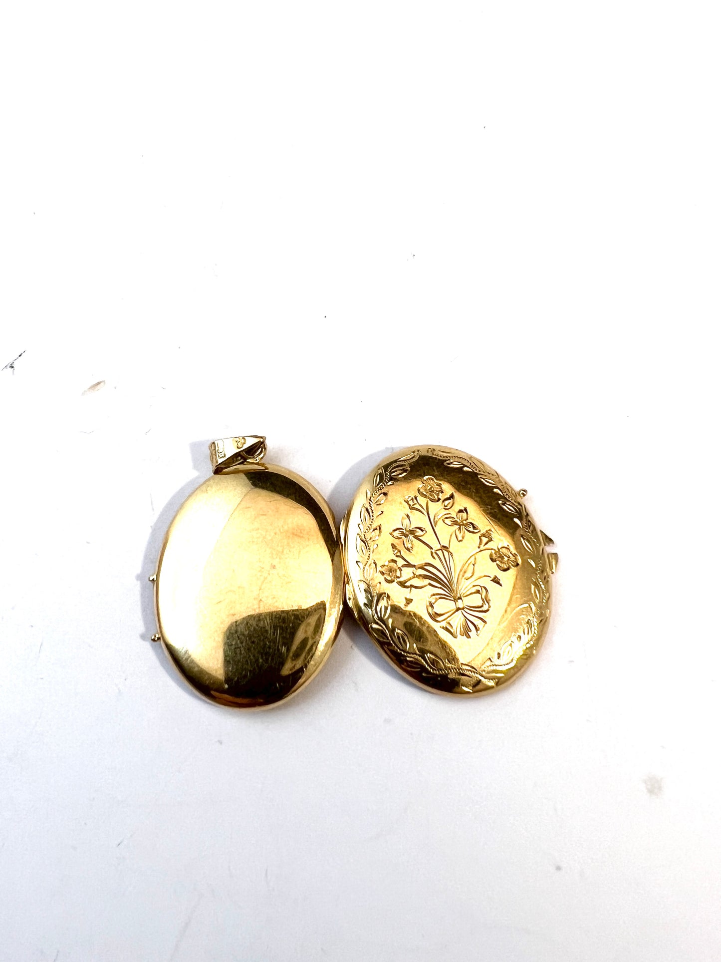 G Dahlgren, Sweden c 1940s. Vintage 18k Gold Locket Pendant.