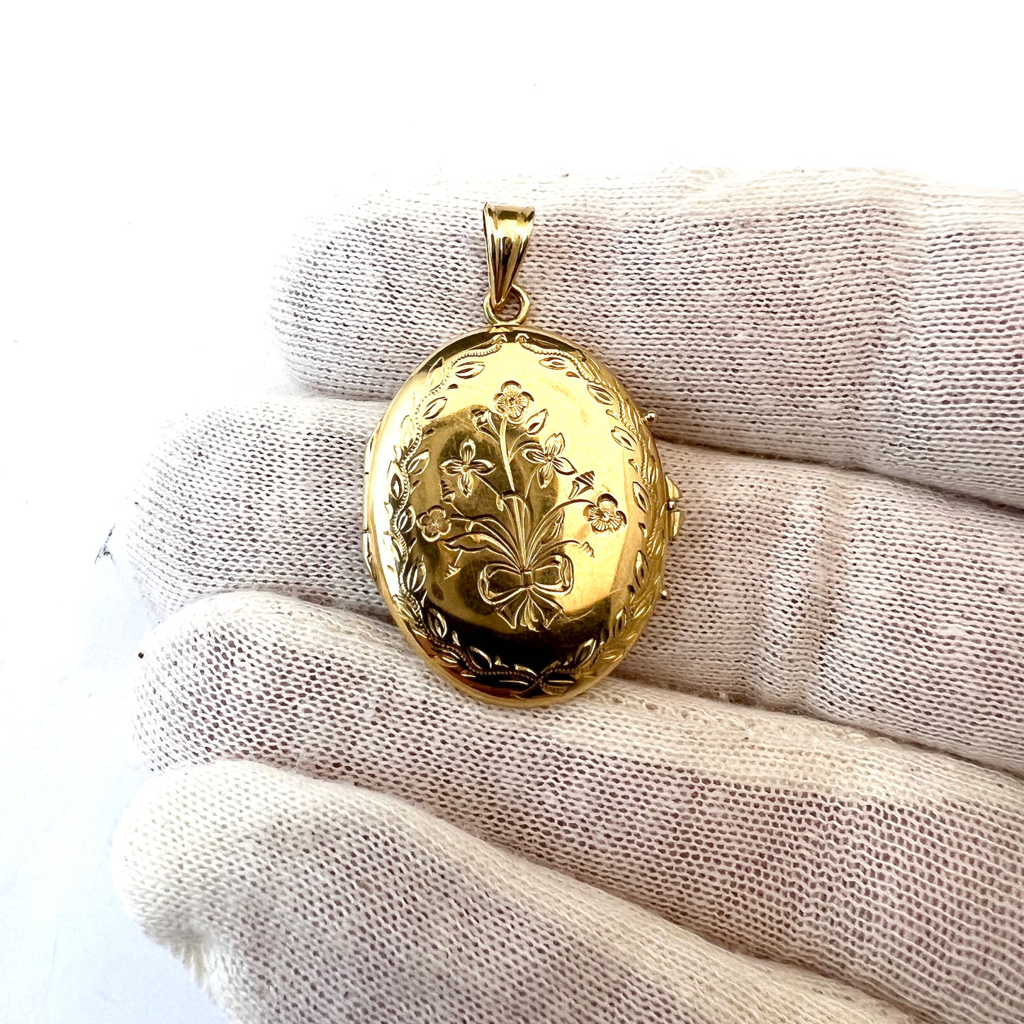 G Dahlgren, Sweden c 1940s. Vintage 18k Gold Locket Pendant.