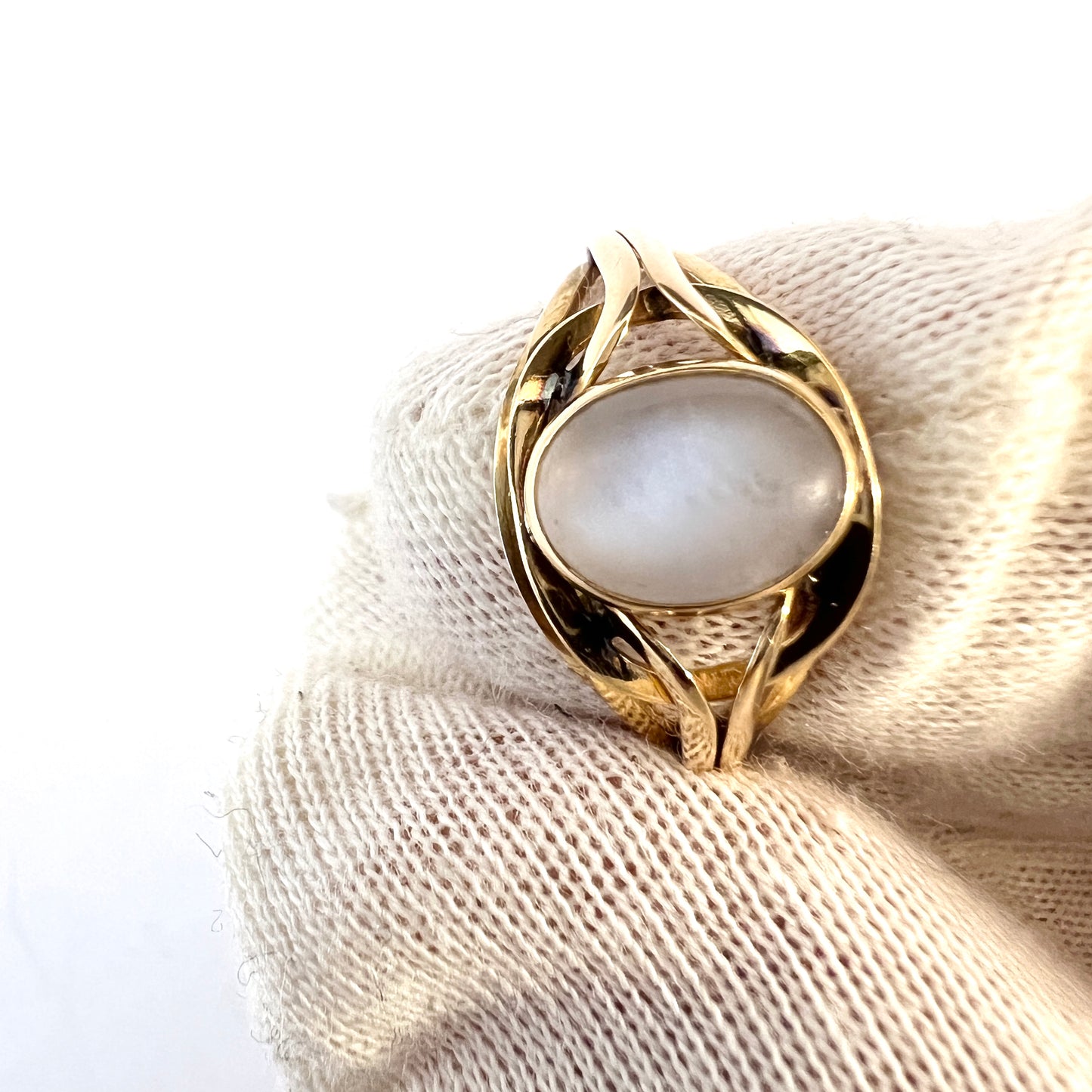 Guldvaruhuset, Sweden year 1960. Vintage 18k Gold Moonstone Ring.