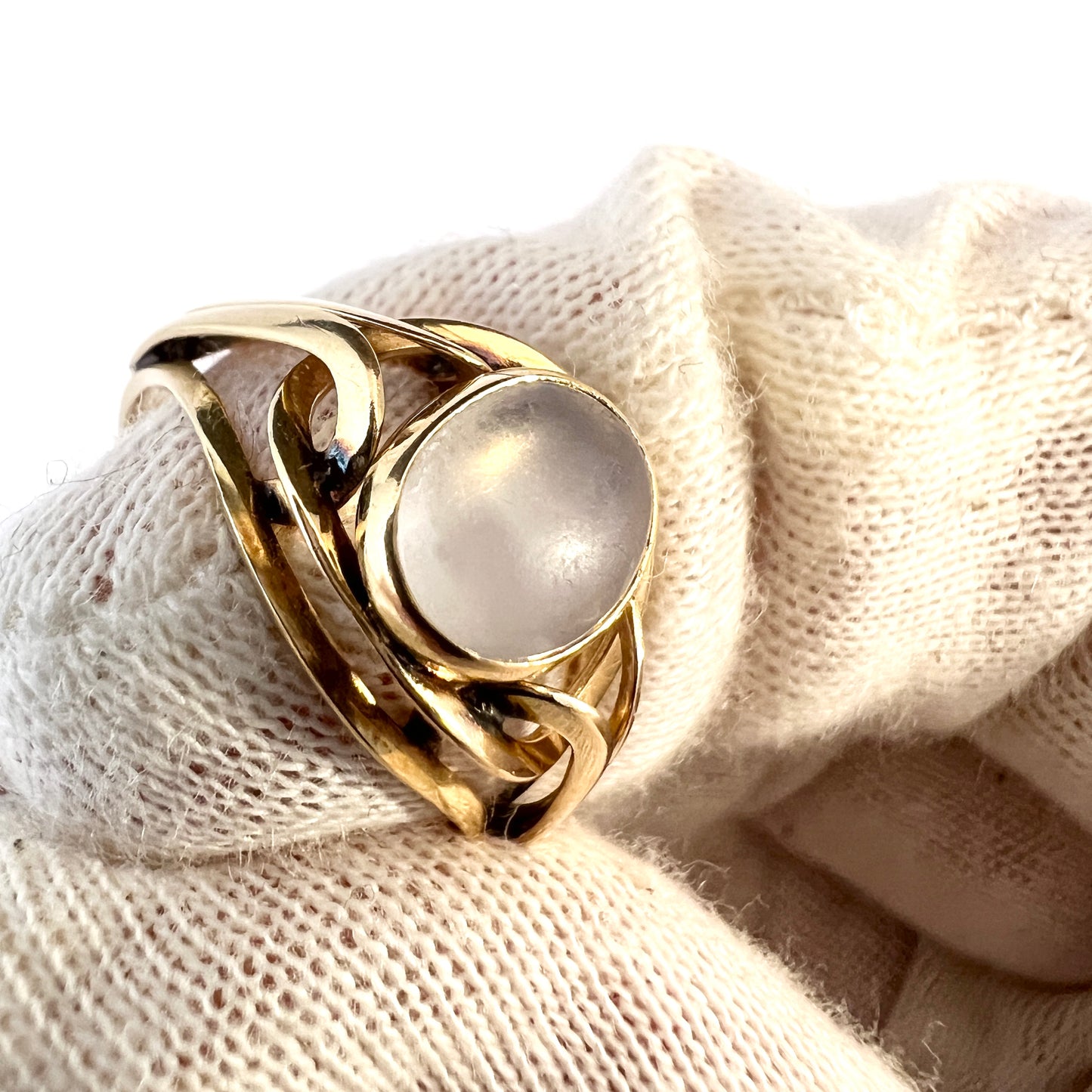 Guldvaruhuset, Sweden year 1960. Vintage 18k Gold Moonstone Ring.