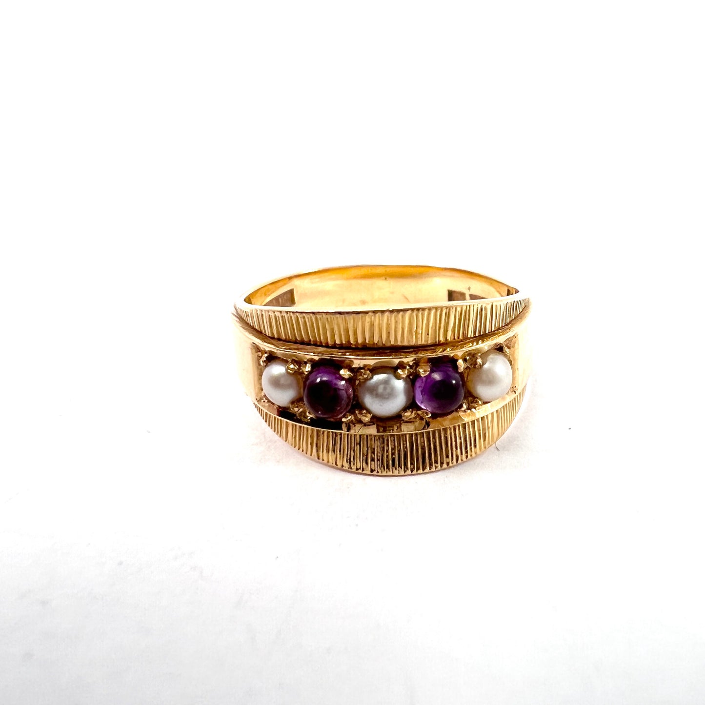 Atelje Stigbert, Stockholm 1961. Vintage 18k Gold Pearl Amethyst Ring.