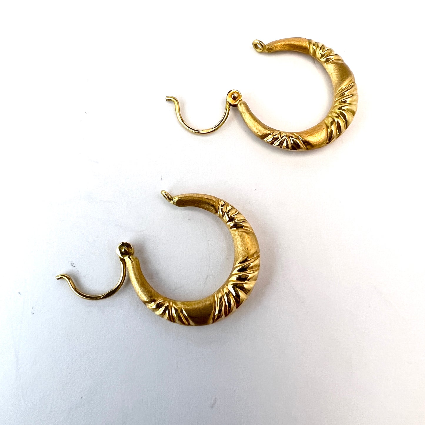 Vintage Mid-century 18k Gold Earrings.