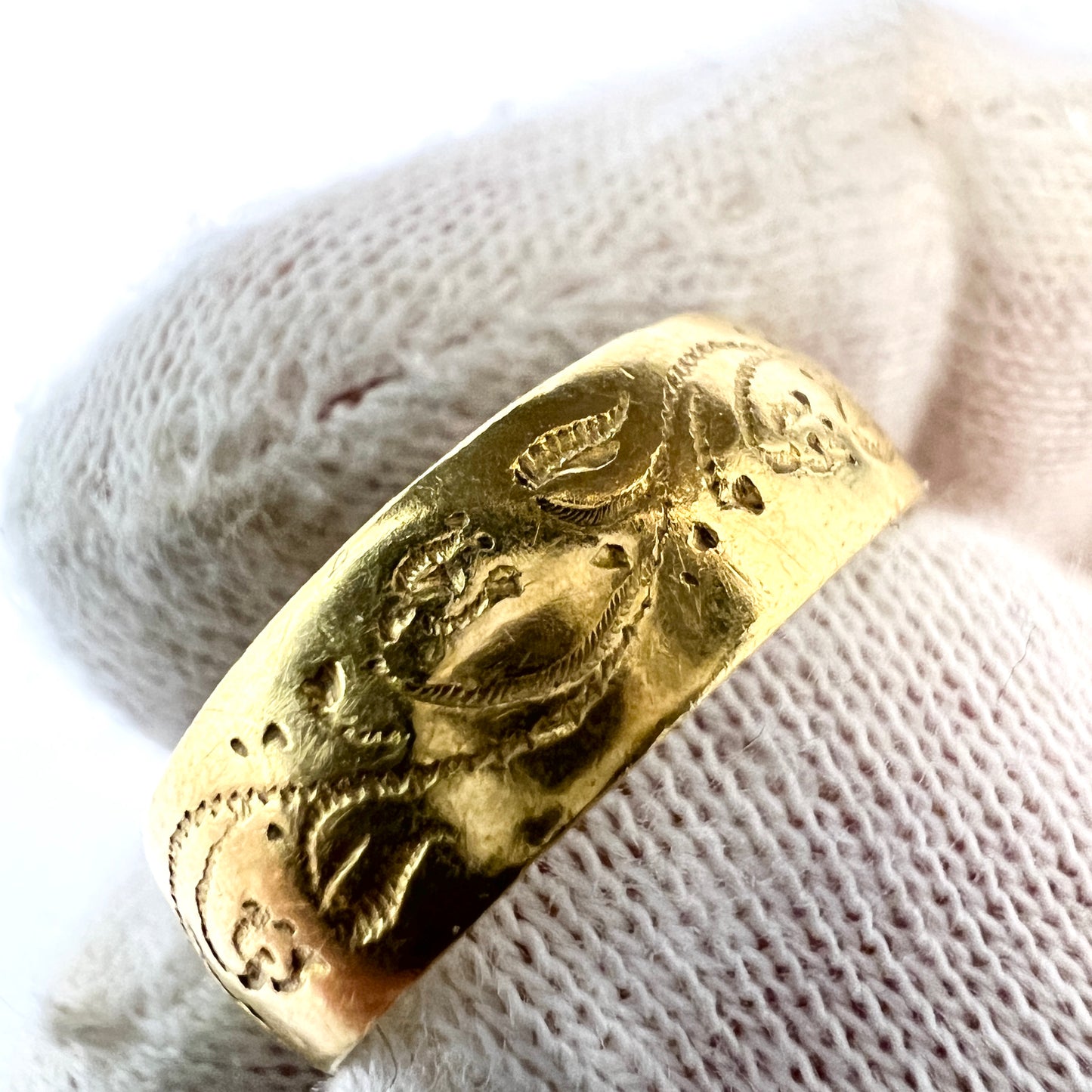 Graumann, Sweden 1895. Antique 23K Gold Wedding Band Ring.