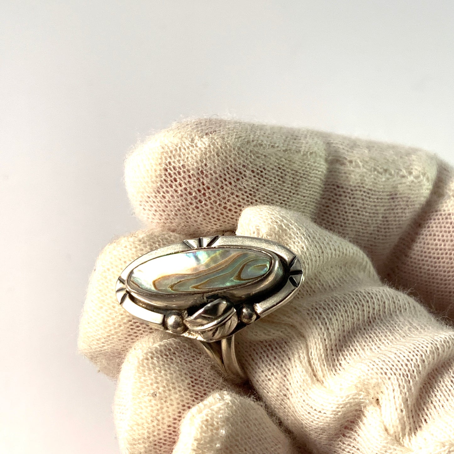 Maker GFI*, Mexico Vintage Mid Century Sterling Silver Abalone Ring.