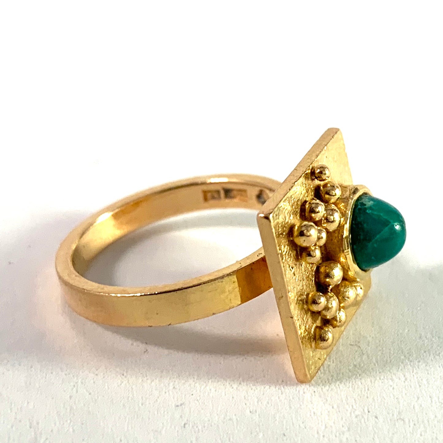 Ateljé Candra, Liedholm Sweden 1968. Modernist 18k Gold Turquoise Ring. Signed.