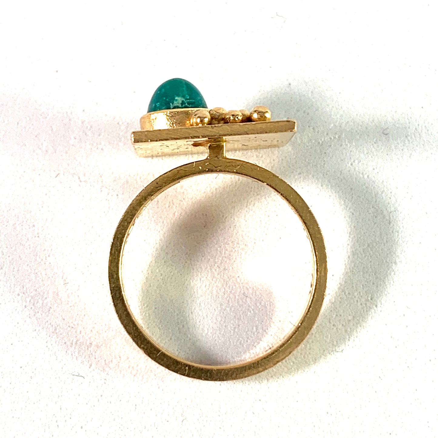 Ateljé Candra, Liedholm Sweden 1968. Modernist 18k Gold Turquoise Ring. Signed.