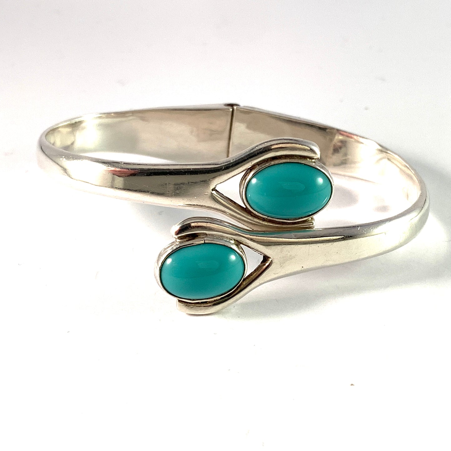 Taxco, Mexico. Vintage 1960s Sterling Silver Turquoise Clamper Spring Cuff Bracelet.