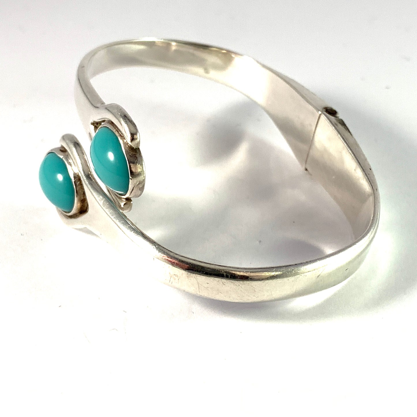 Taxco, Mexico. Vintage 1960s Sterling Silver Turquoise Clamper Spring Cuff Bracelet.