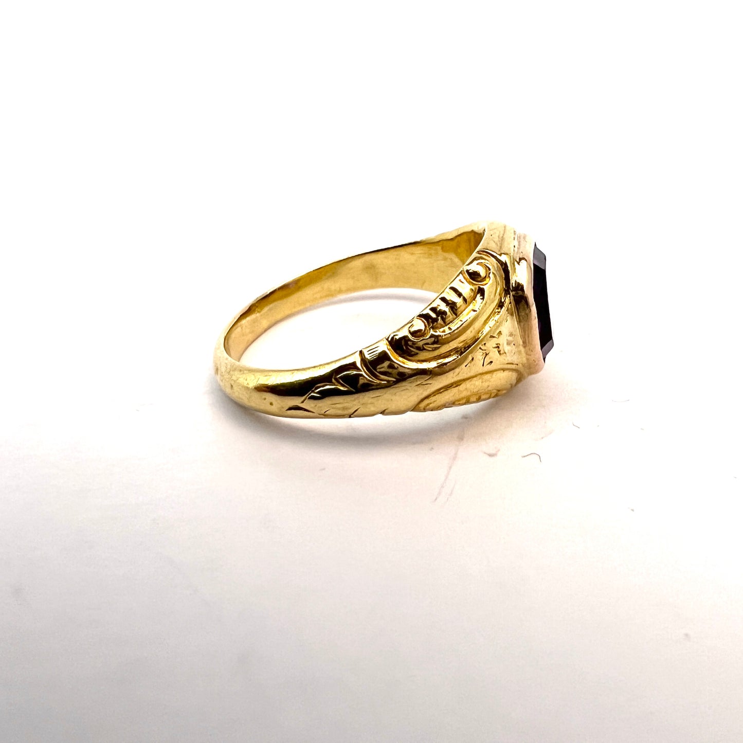 G Möllenborg, Sweden 1864. Antique Victorian 18k Gold Amethyst Ring.