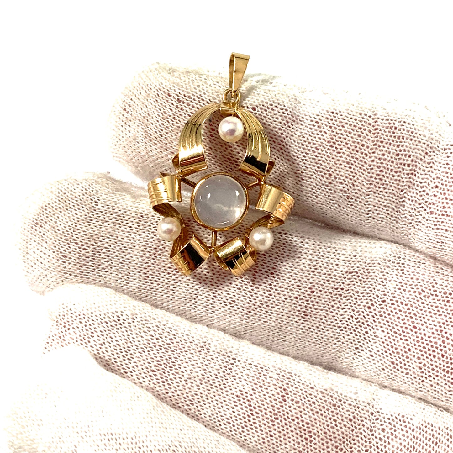 Guldvaruhuset, Sweden 1953. Mid Century 18k Gold Moonstone Cultured Pearl Pendant.