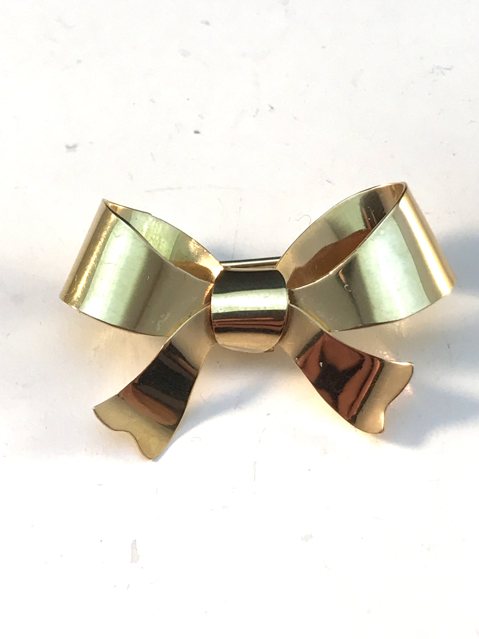 Wilhelm Harbeck, Sweden year 1945 End of the War 18k Bowknot Brooch.