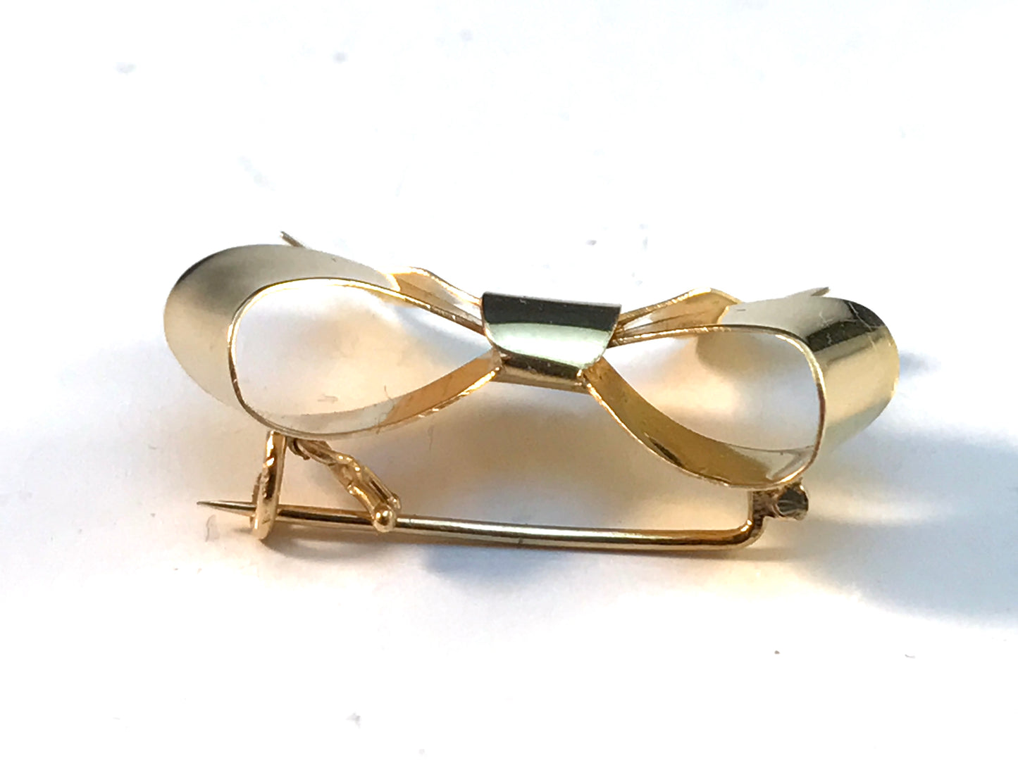 Wilhelm Harbeck, Sweden year 1945 End of the War 18k Bowknot Brooch.