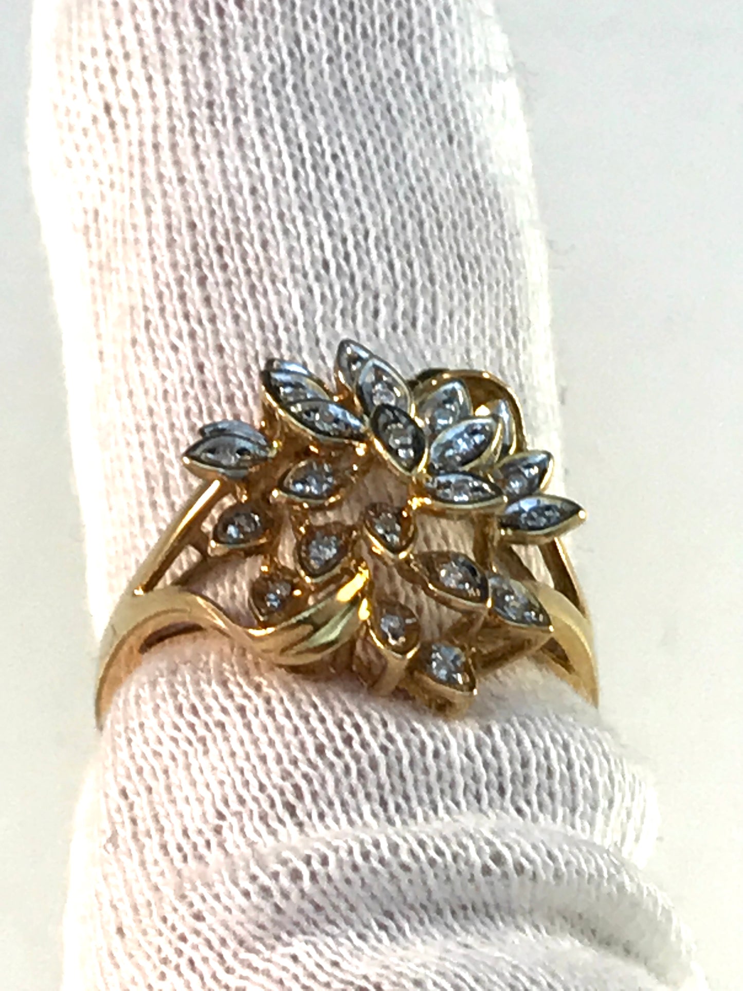 Vintage Mid Century 18k Gold Diamond Ring.