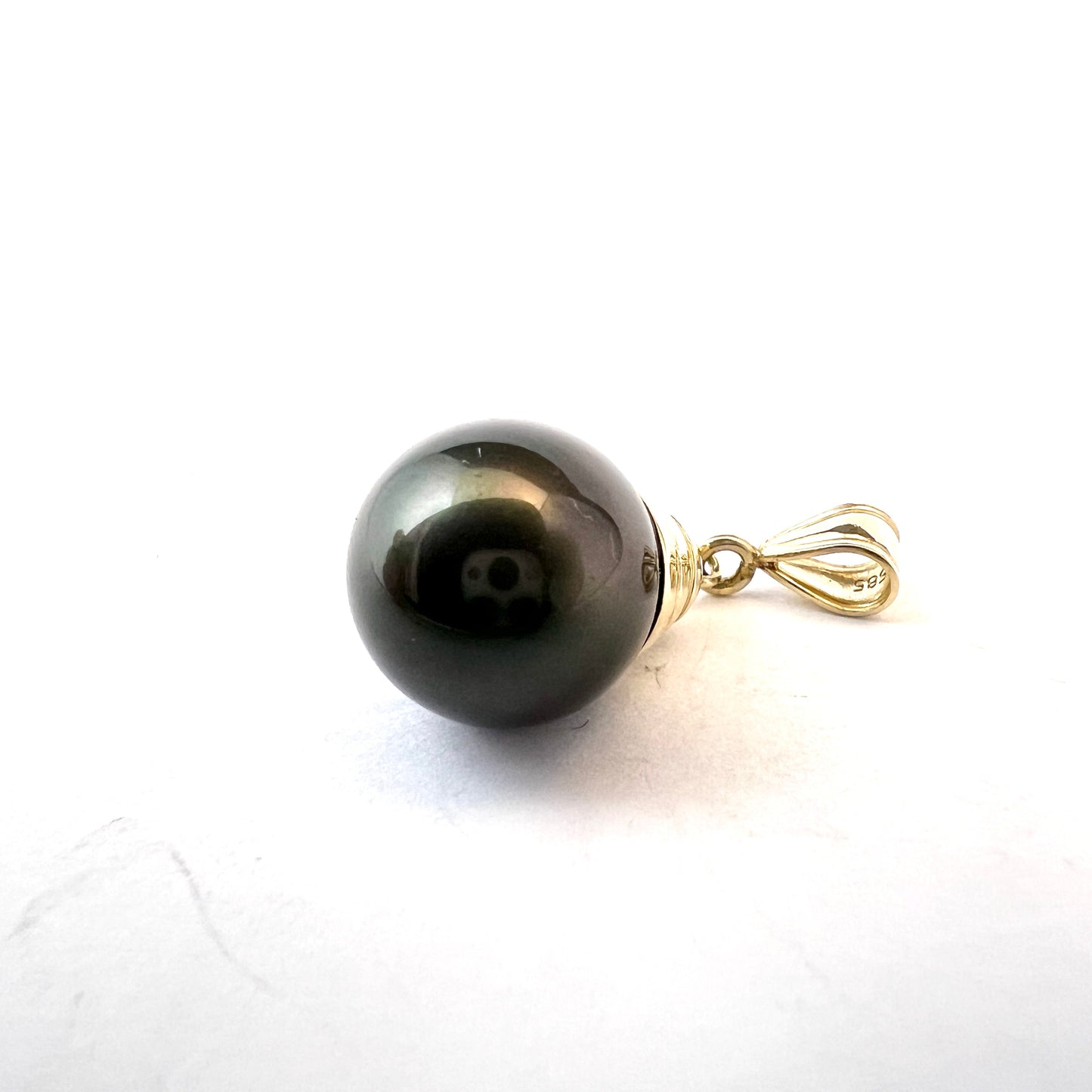 Vintage 14k Gold Tahitian Pearl Pendant.