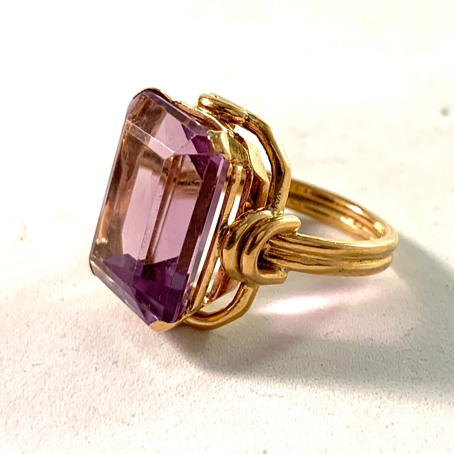 Juvelfabriken, Stockholm 1952 Mid Century 18k Gold Amethyst Ring.