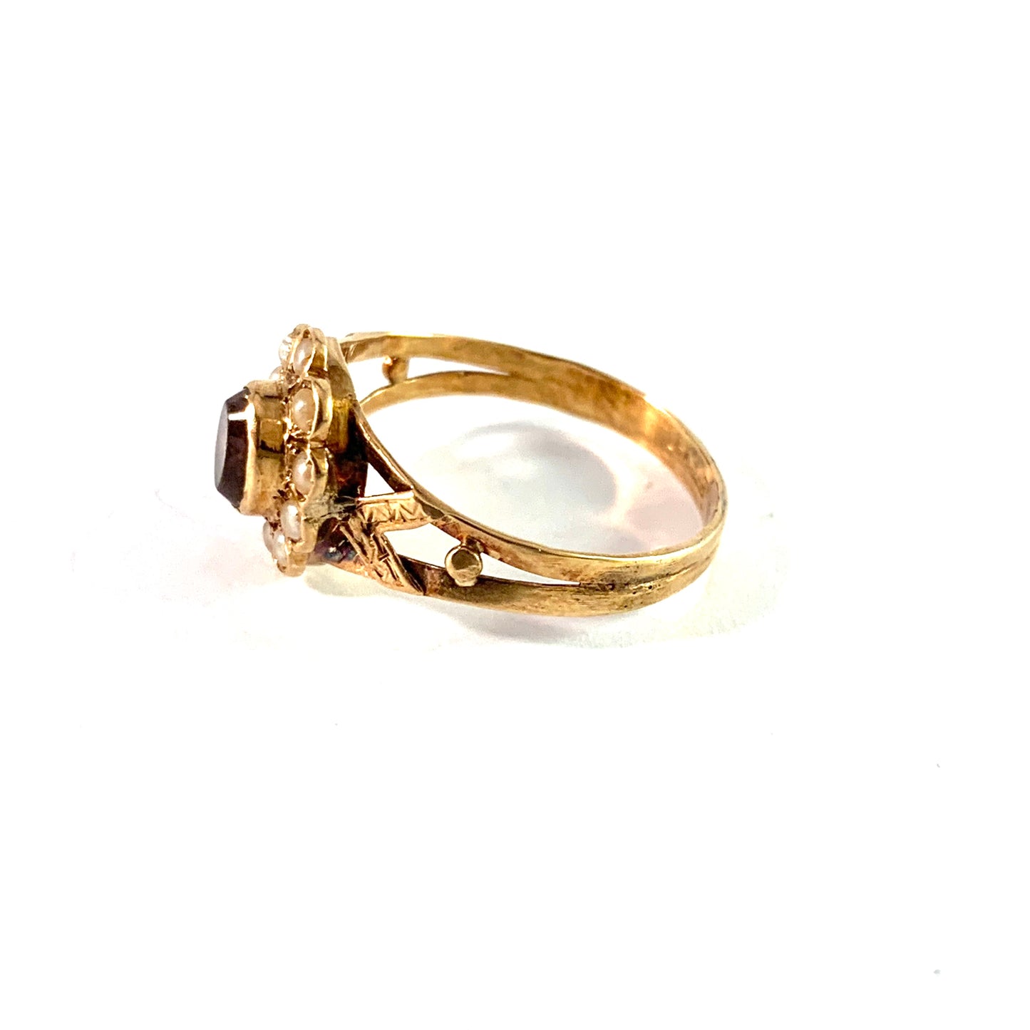 G Dahlgren, Sweden 1930s. 18k Gold Amethyst Seed Pearl Ring.
