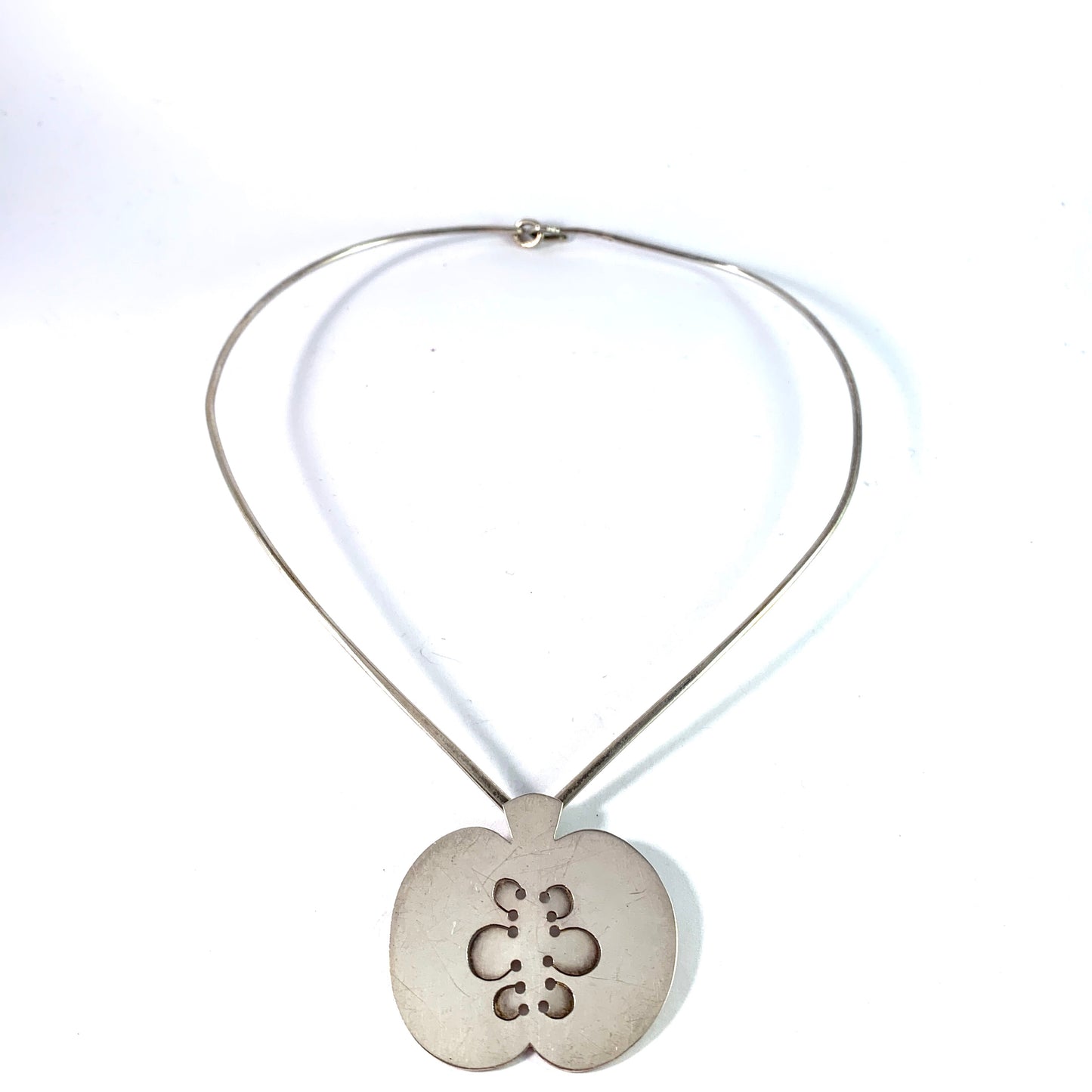 Hanne Dreutler, Sweden 1975. Vintage Sterling Silver Apple Pendant Neck Ring Necklace.