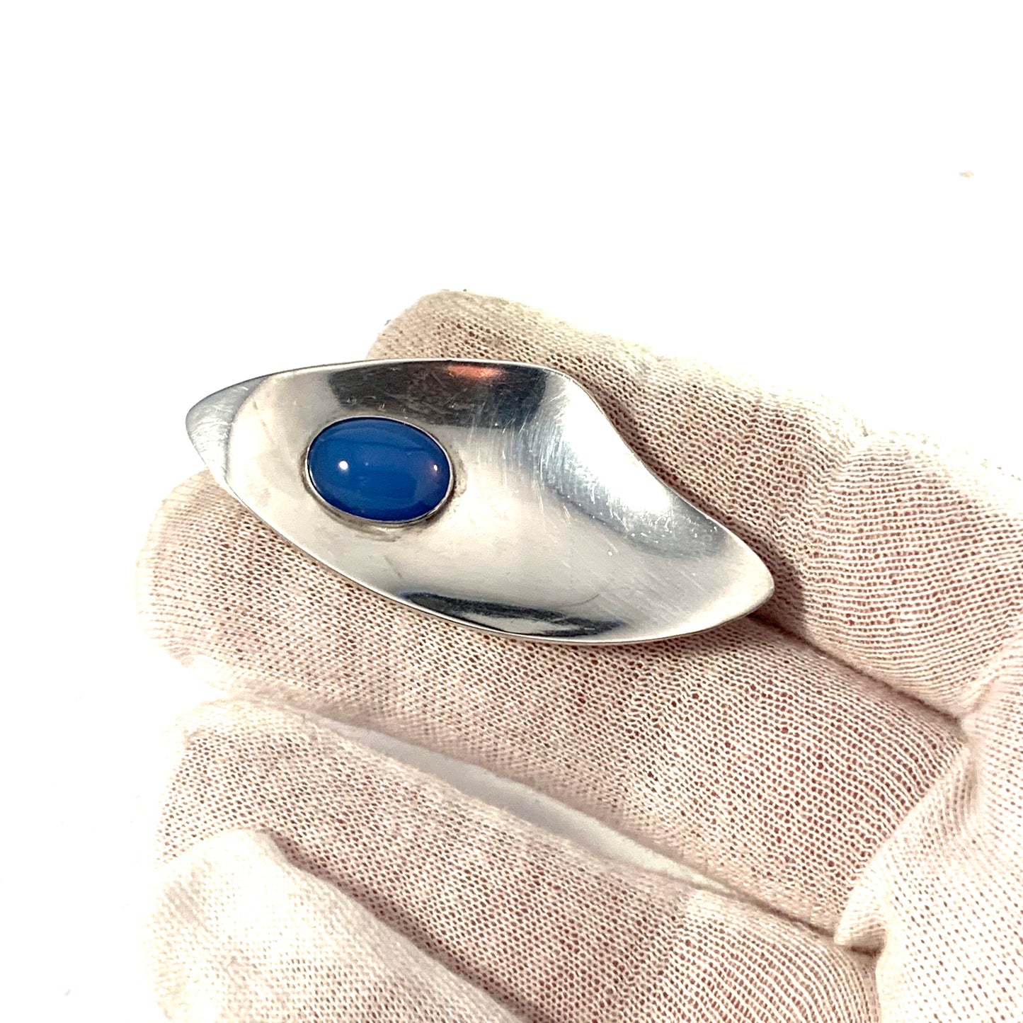 Pinco, Stockholm 1958. Mid Century Modern Sterling Silver Chalcedony Brooch.