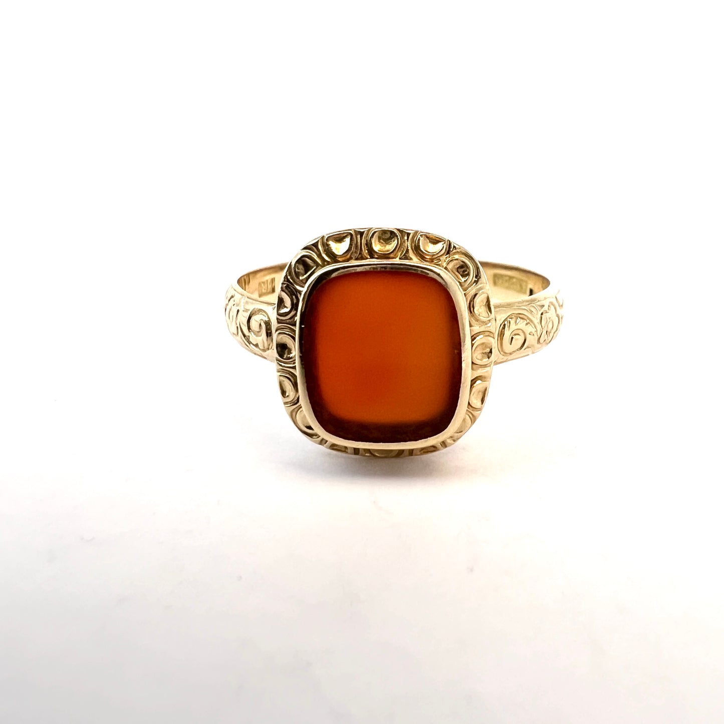 G Dahlgren, Sweden 1927. Vintage 18k Gold Carnelian Men's Signet Ring.