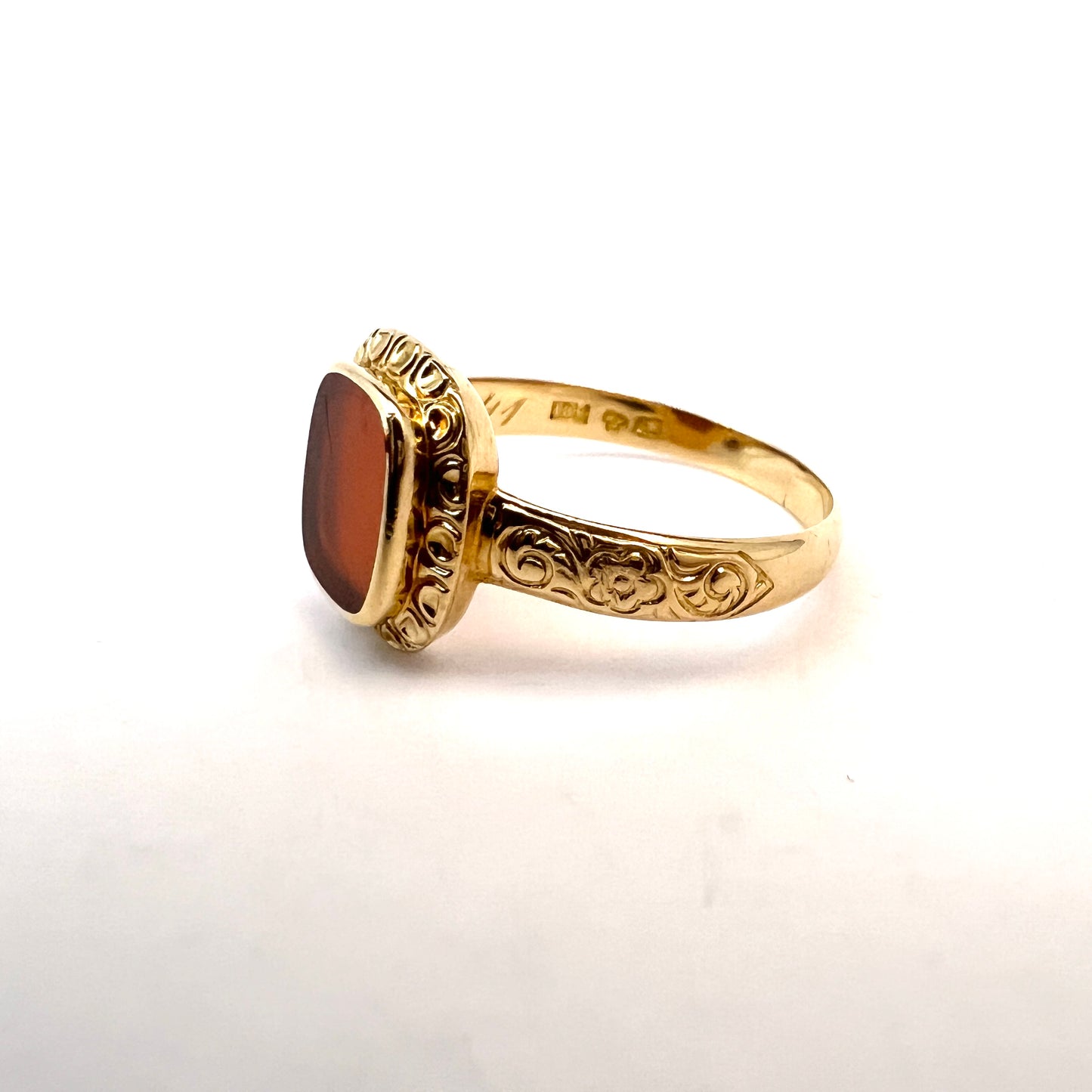 G Dahlgren, Sweden 1927. Vintage 18k Gold Carnelian Men's Signet Ring.