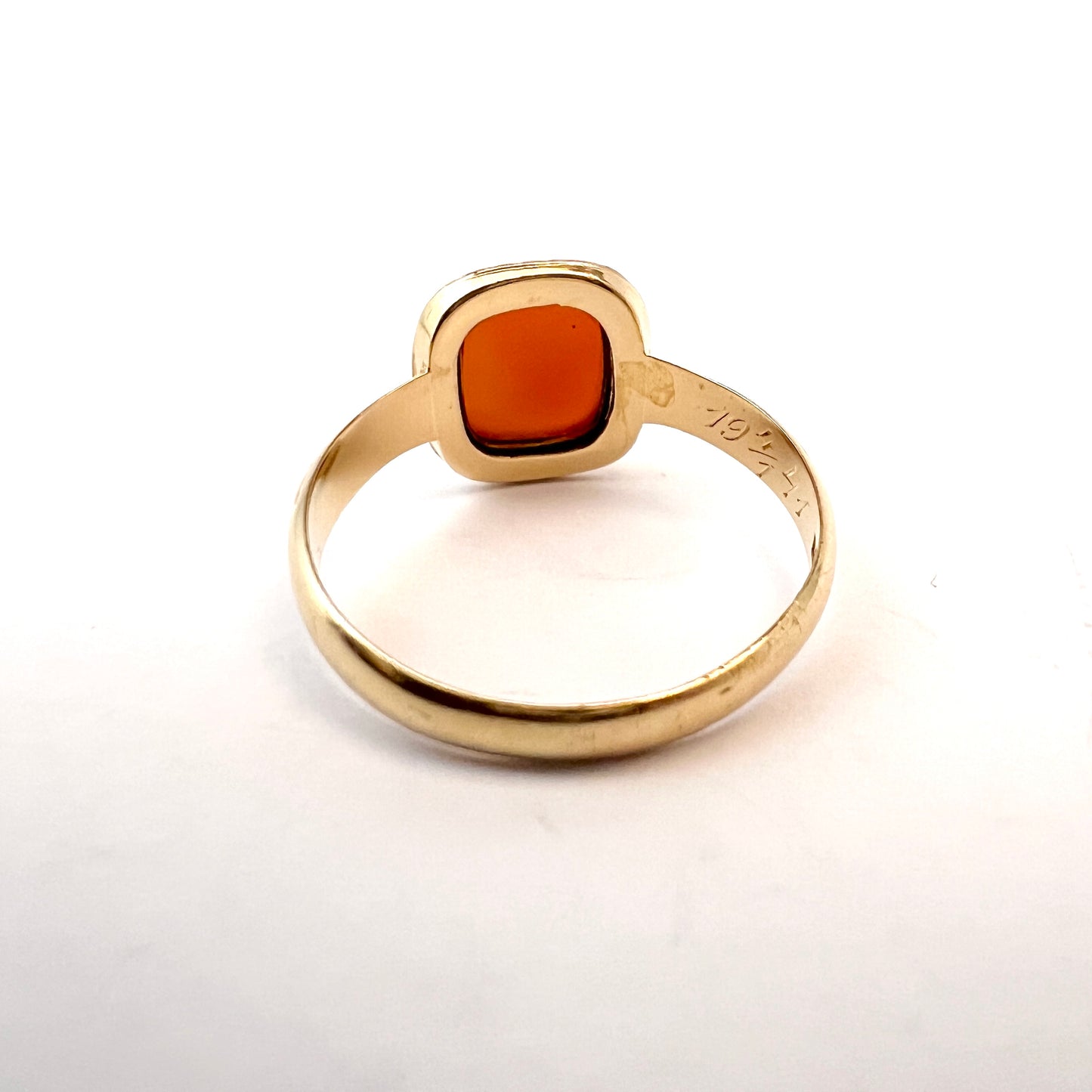 G Dahlgren, Sweden 1927. Vintage 18k Gold Carnelian Men's Signet Ring.