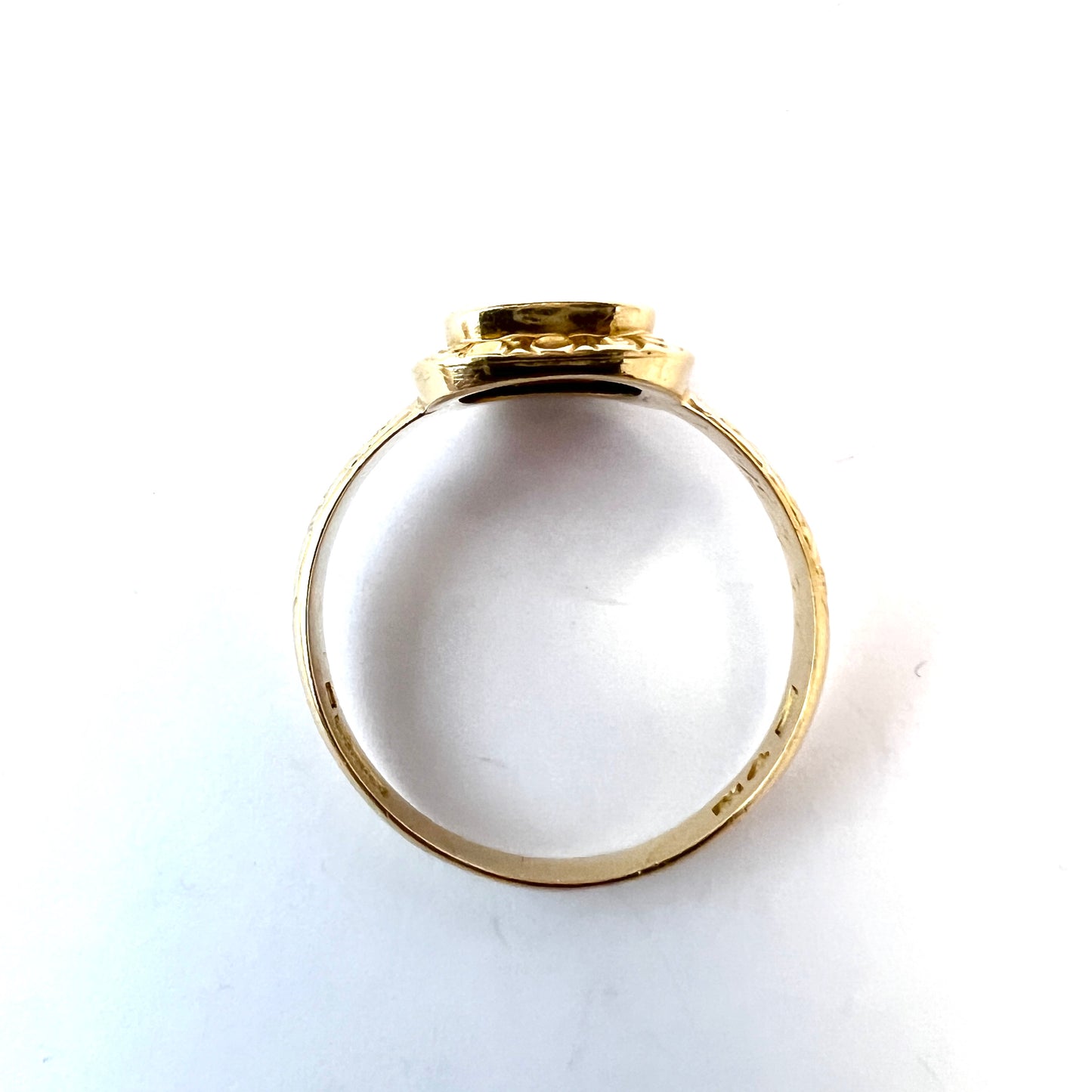 G Dahlgren, Sweden 1927. Vintage 18k Gold Carnelian Men's Signet Ring.