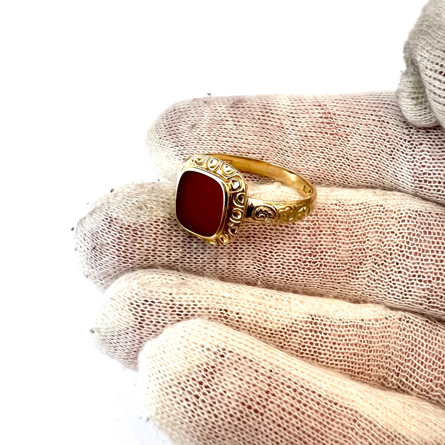 G Dahlgren, Sweden 1927. Vintage 18k Gold Carnelian Men's Signet Ring.