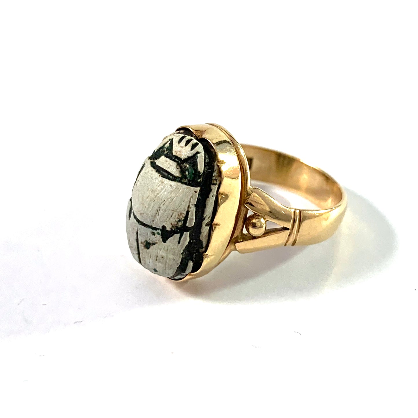 M.K.S Guldsmedsatelier, Sweden 1967. Vintage 18k Gold Egyptian Scarab Ring.