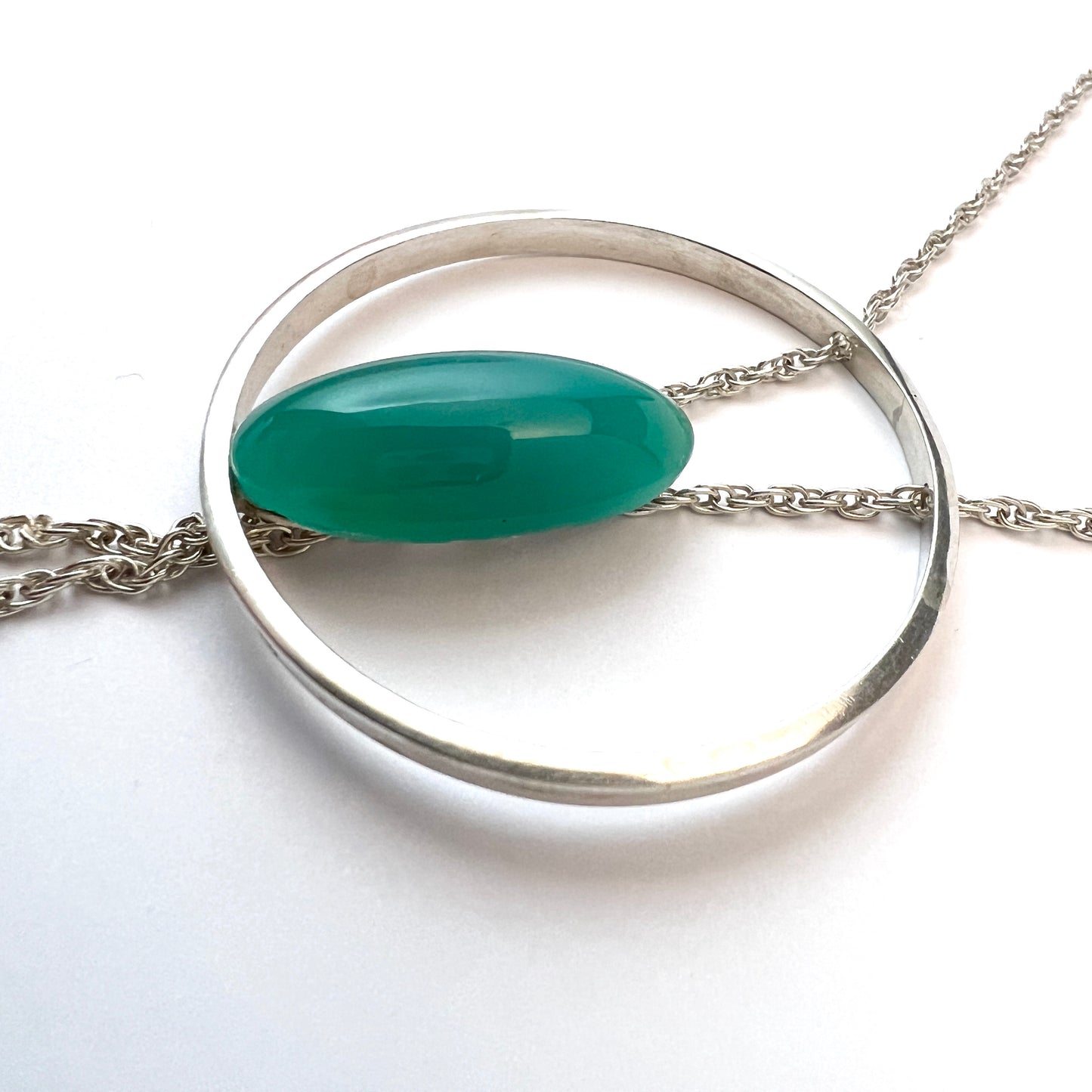 Kellomiehet Oy, Finland 1964. Vintage Solid Silver Chrysoprase Pendant Necklace.