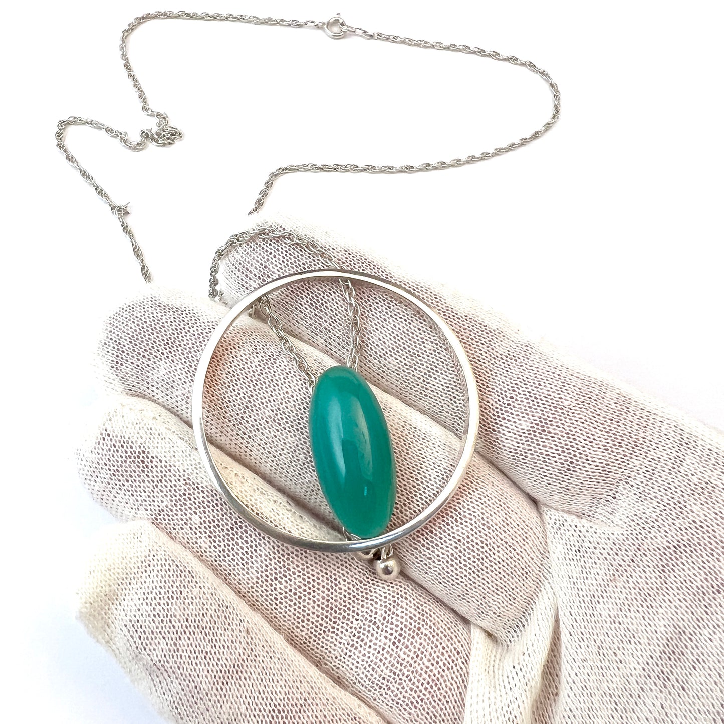 Kellomiehet Oy, Finland 1964. Vintage Solid Silver Chrysoprase Pendant Necklace.