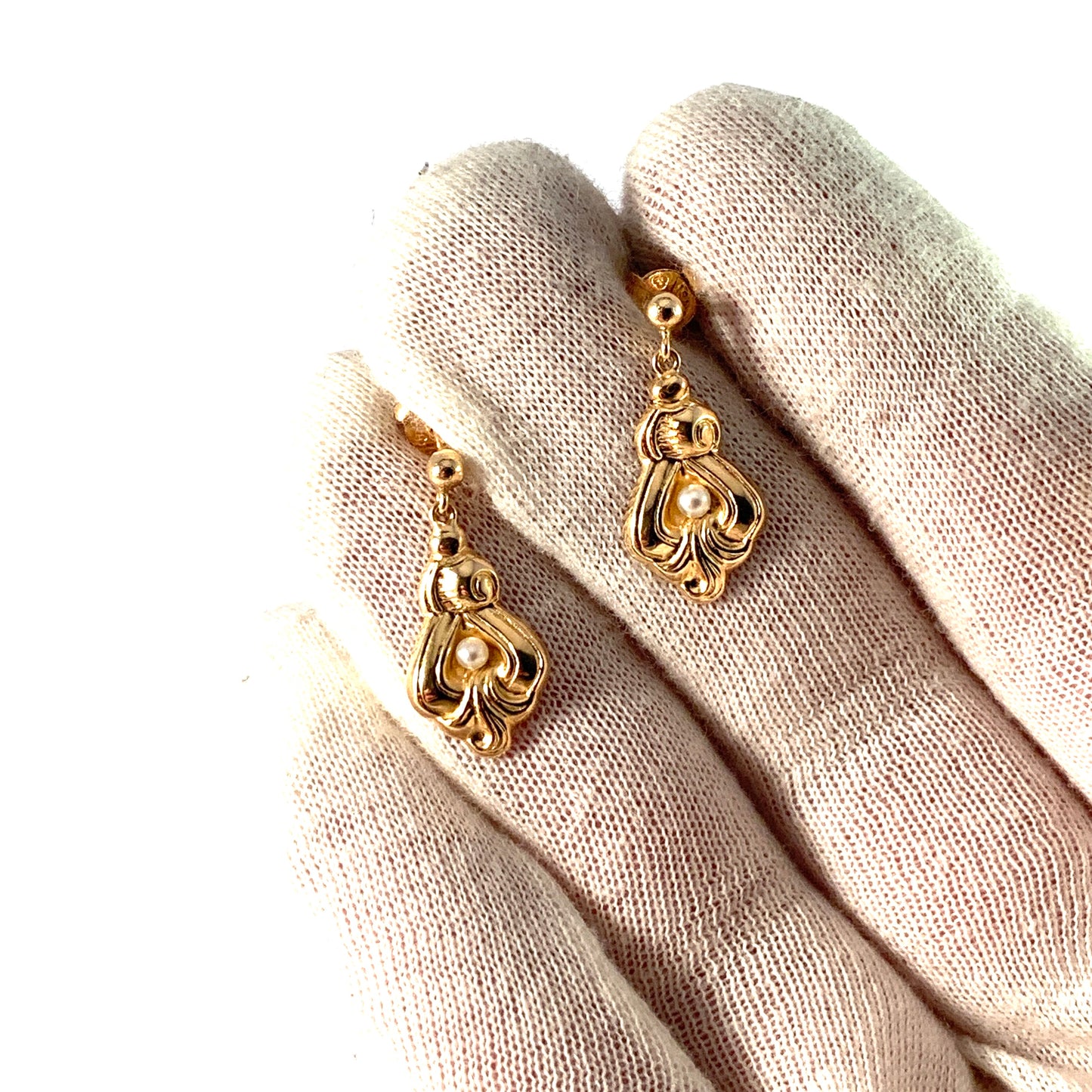 Nordiska Affineriet, Sweden. Vintage Mid Century 18k Gold Seed Pearl Earrings.