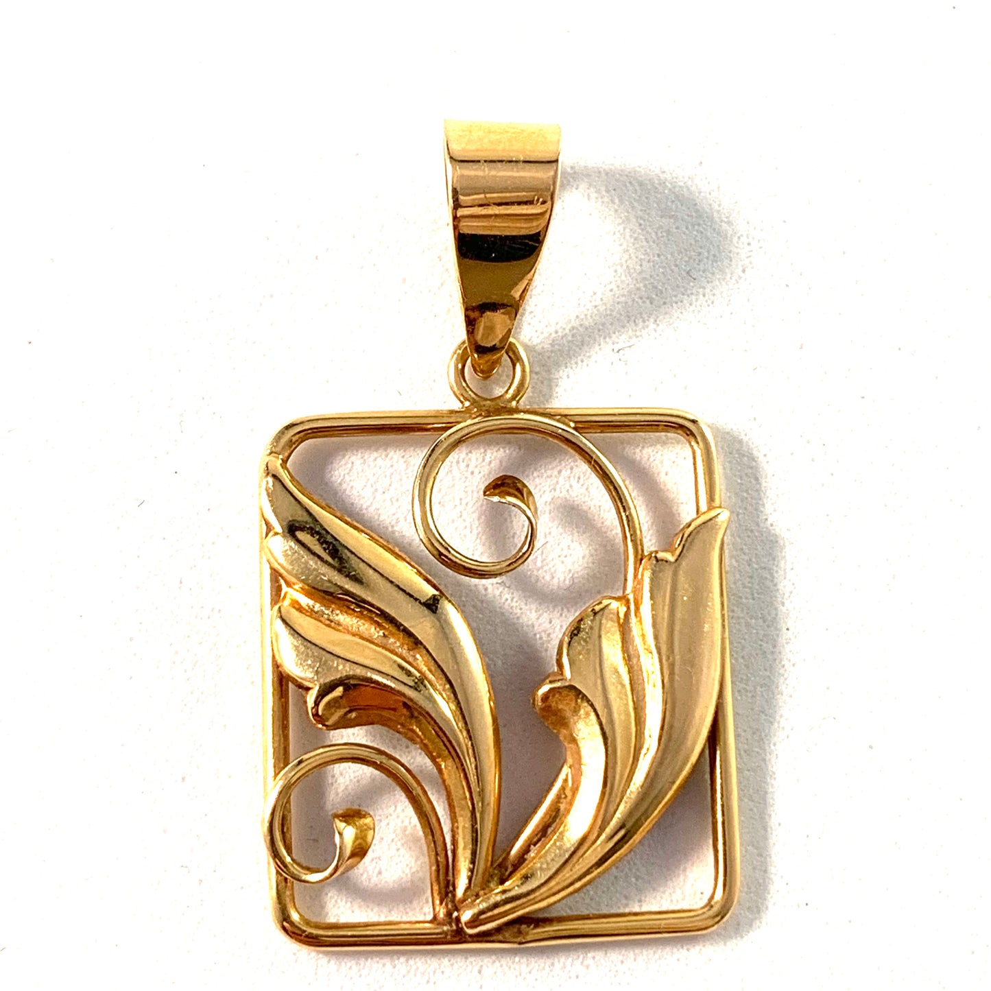 Mid Century Vintage 18k Gold Pendant. Jewelry