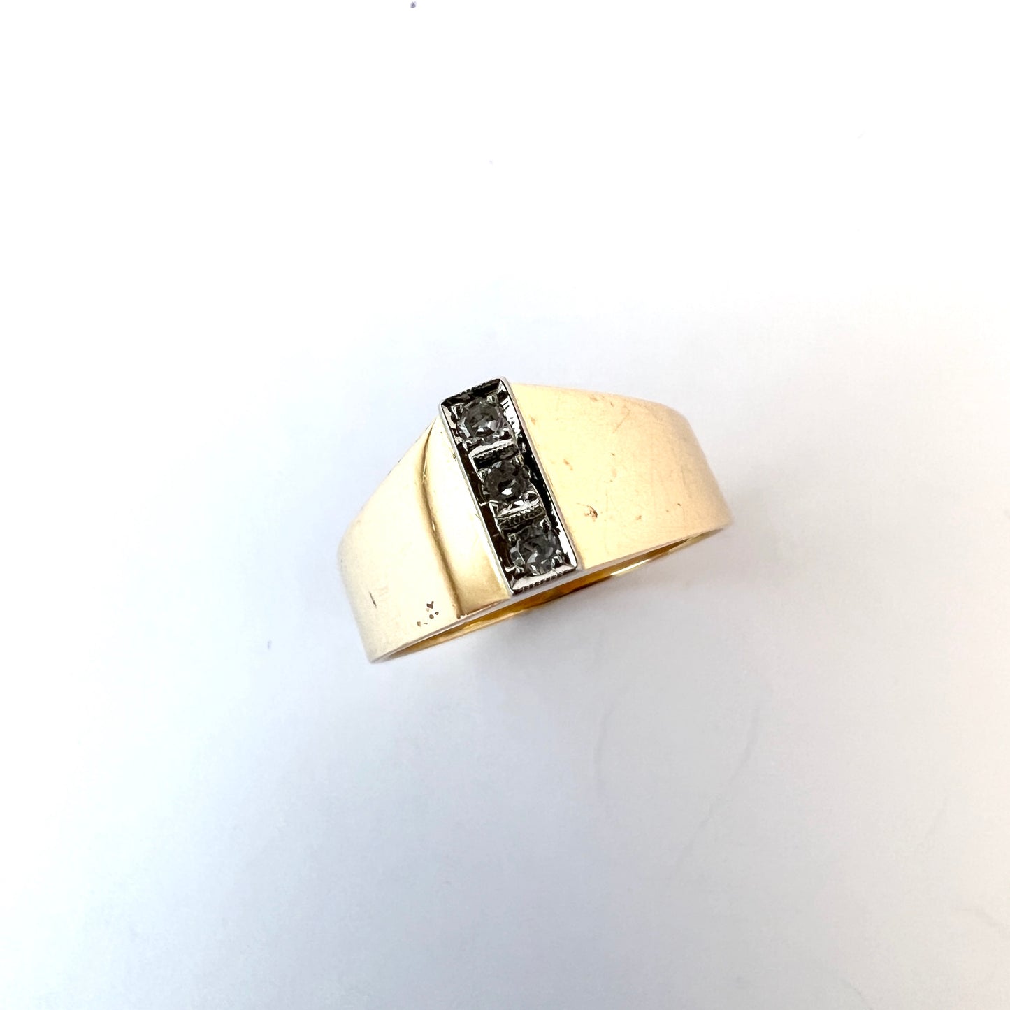 Alton, Sweden 1967. Vintage Modernist 18k Gold Diamond Ring.