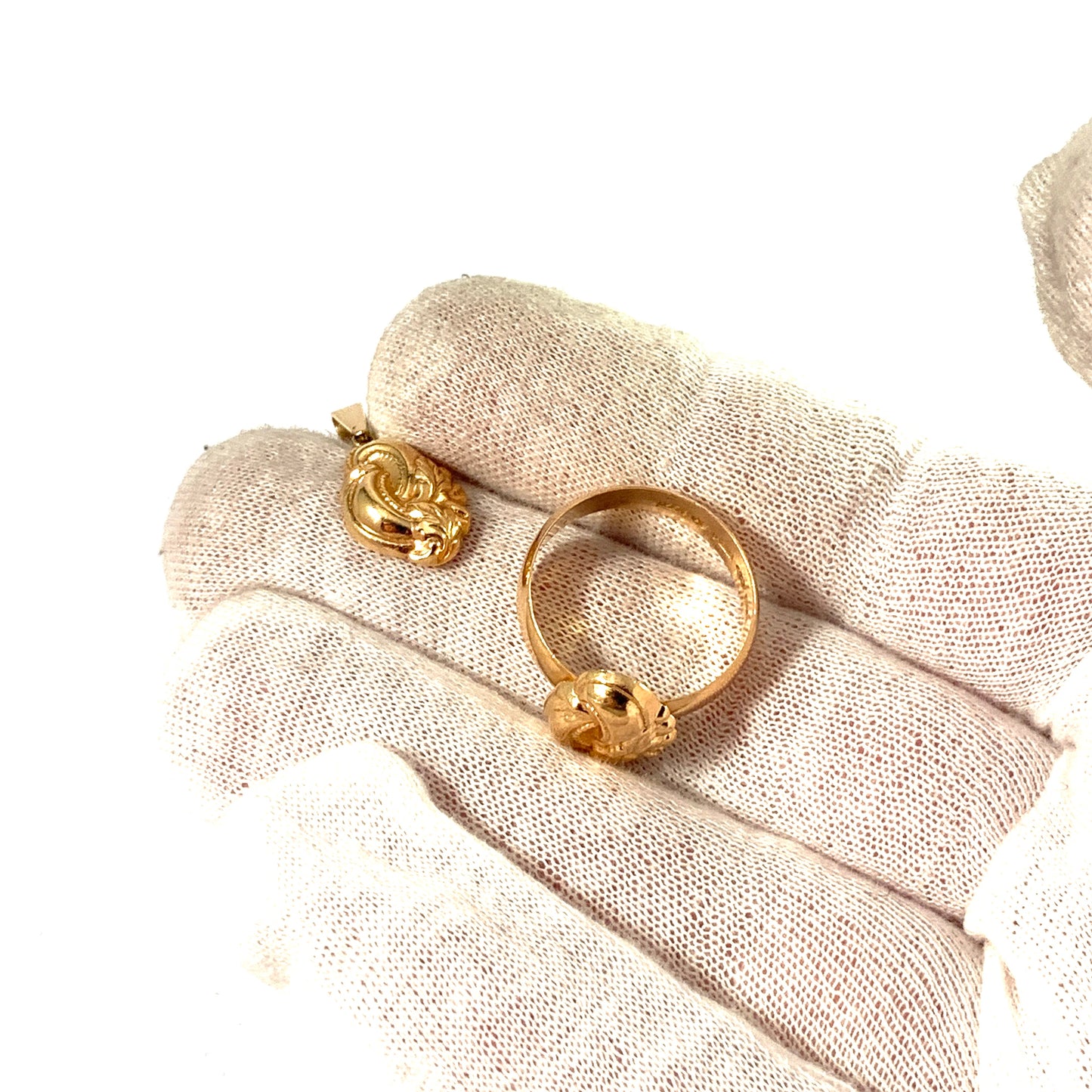 Carl Söderqvist, Sweden year 1900, Antique 18k Gold Ring and small Pendant.