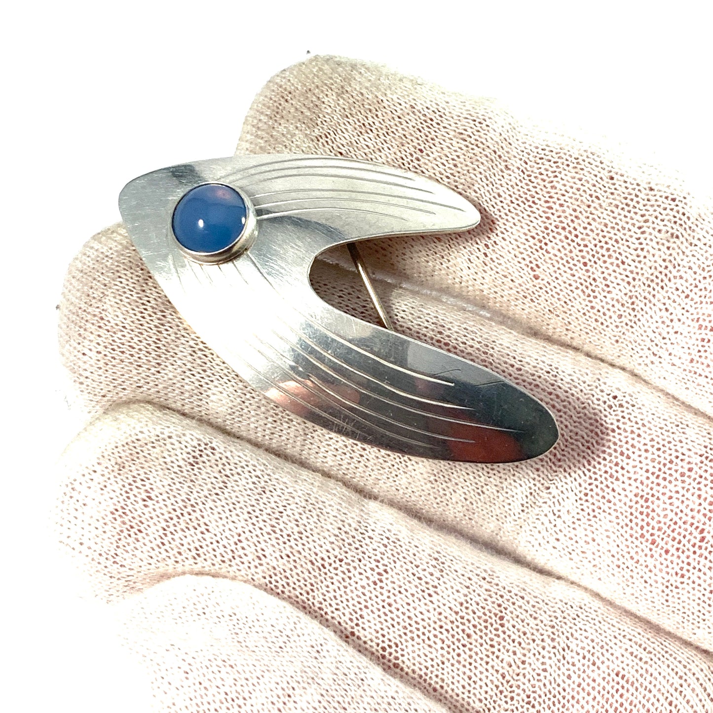 Pinco, Stockholm 1960. Mid Century Modern Sterling Silver Chalcedony Brooch.
