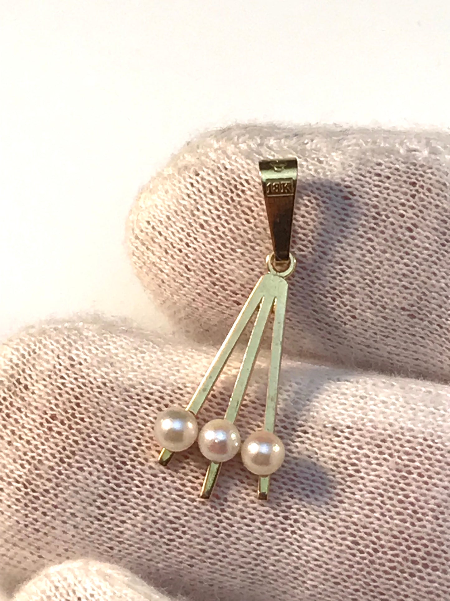 Svedbom, Sweden Vintage 18k Gold Cultured Pearl Small Pendant.