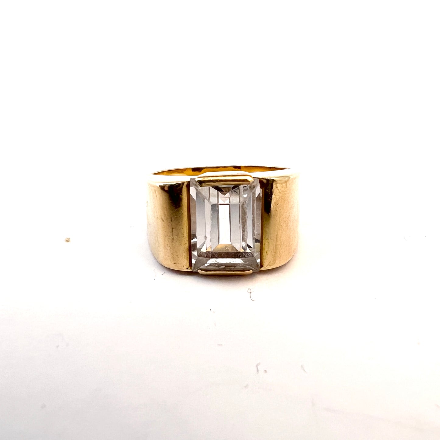 Hallberg, Sweden 1952. Vintage 18k Gold Rock Crystal Tank Ring.