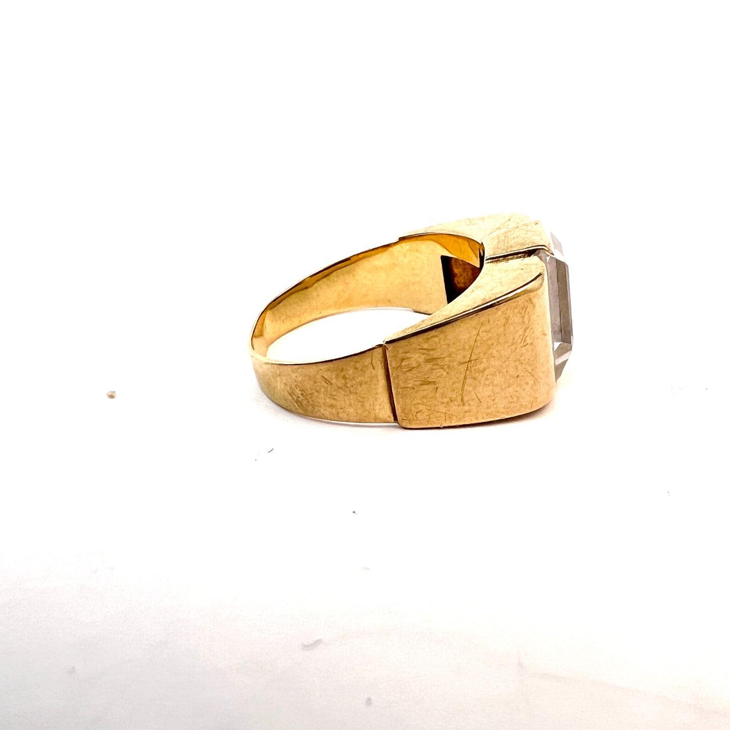 Hallberg, Sweden 1952. Vintage 18k Gold Rock Crystal Tank Ring.